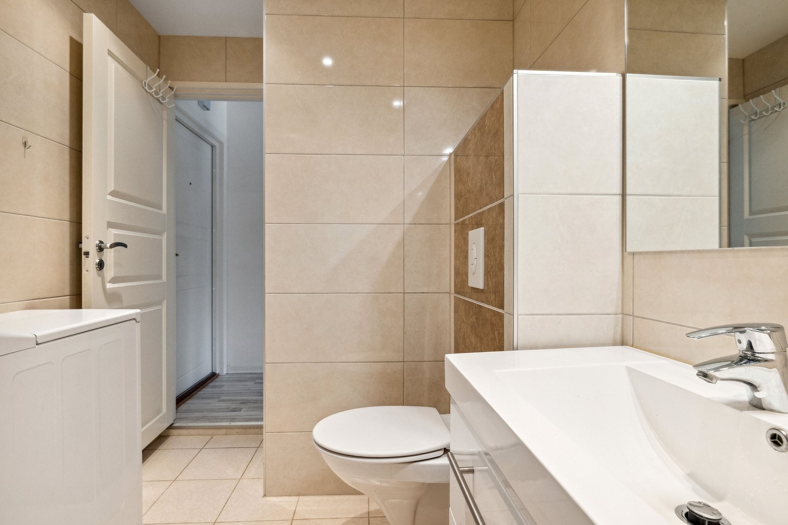 Det er opplegg for vaskemaskin på badet. Galleribilde