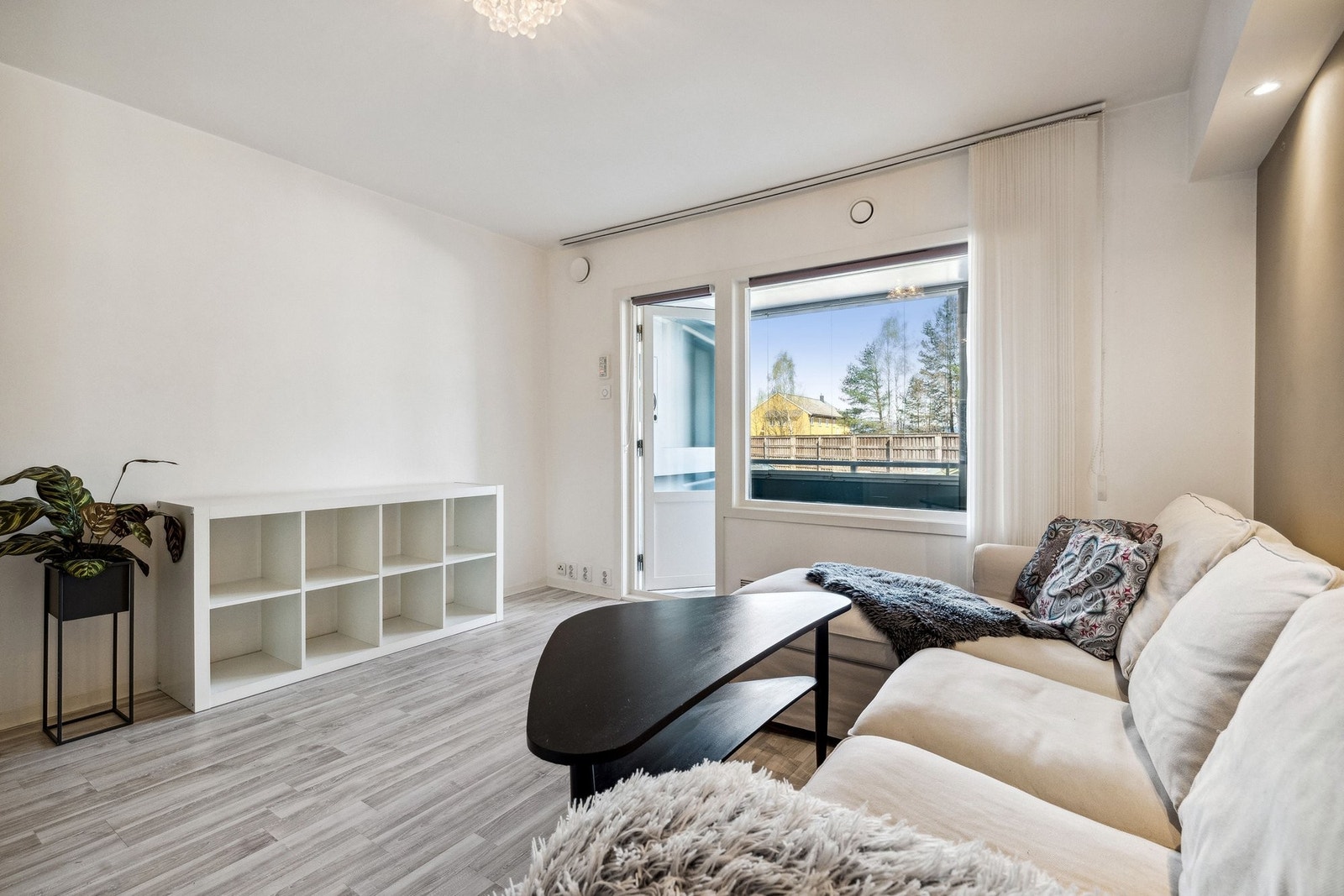 God plass til sovesofa og TV-benk/PC i stuen. Galleribilde