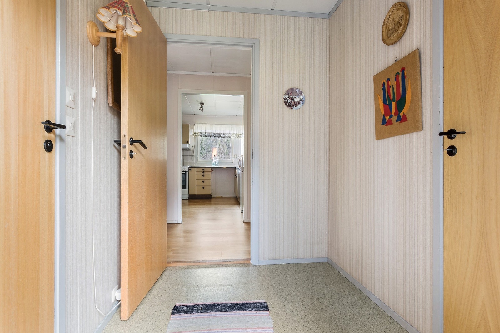 Romslig gang med god plass til yttertøy. Galleribilde