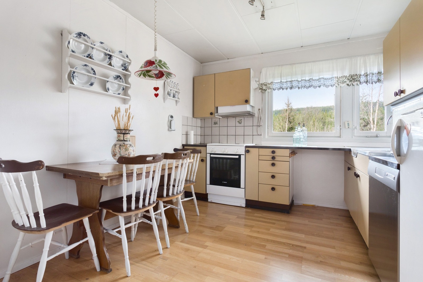 Kjøkkenet er på 9,5 kvm og har god plass til frokostbord Galleribilde