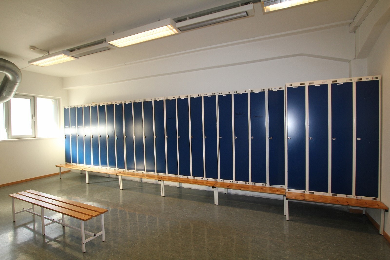 Innendørs sykkelstall med tilhørende stor garderobe/dusj Galleribilde