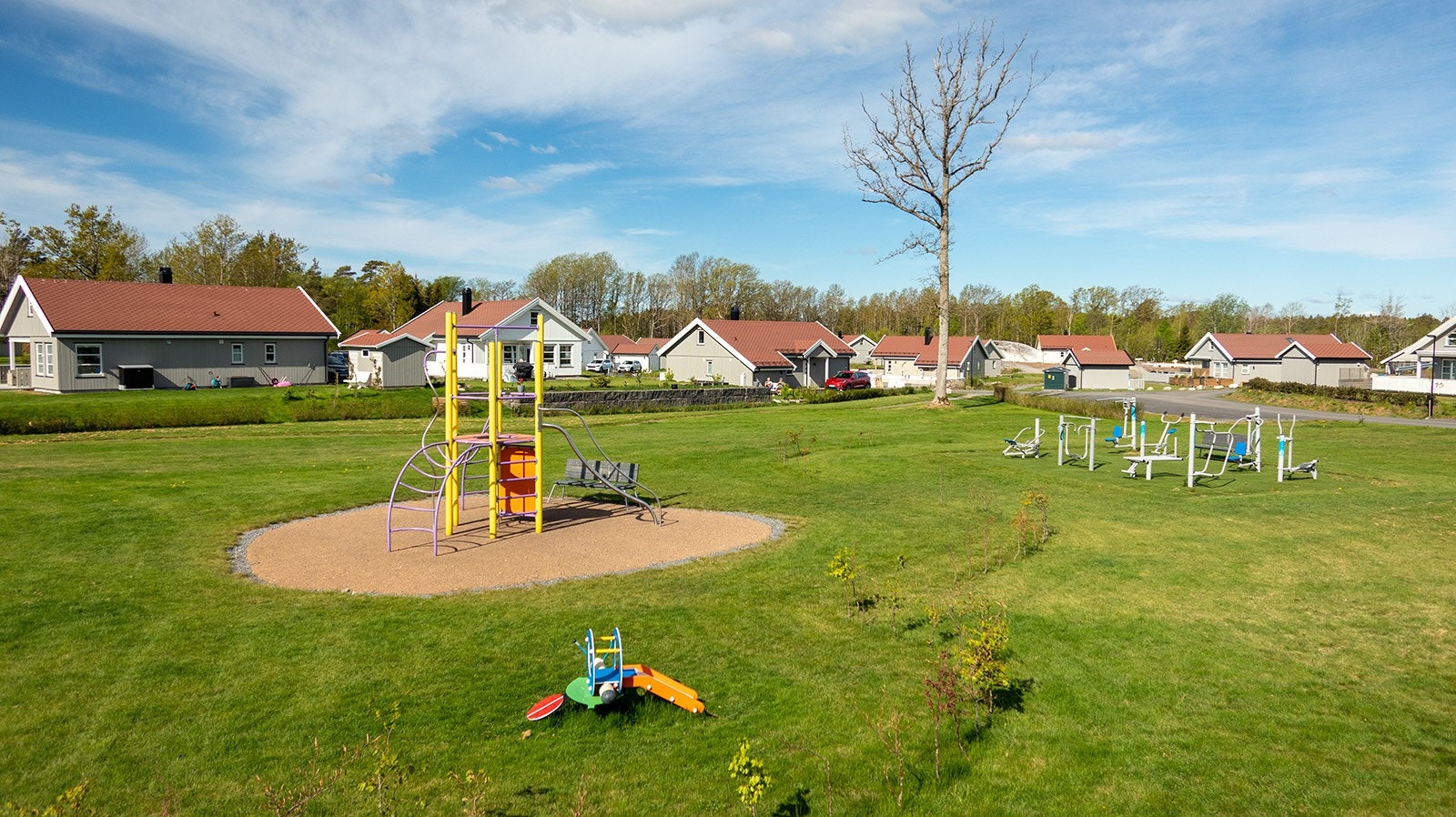 Lekeområde og treningsapprater et lite steinkast fra tomten. Galleribilde