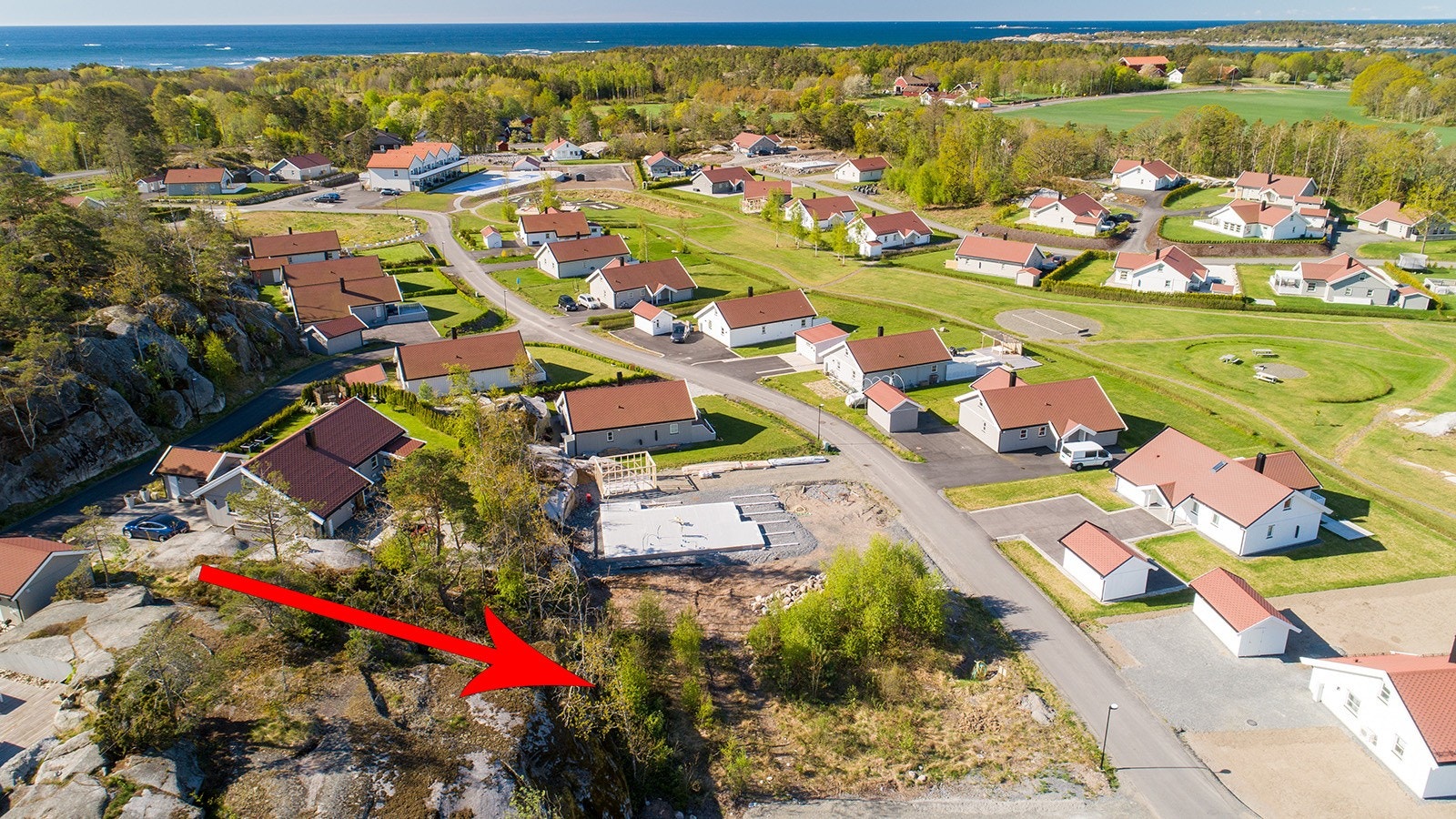 Tomten har vestvendt beliggenhet med flott ettermiddags- og kveldssol. Galleribilde
