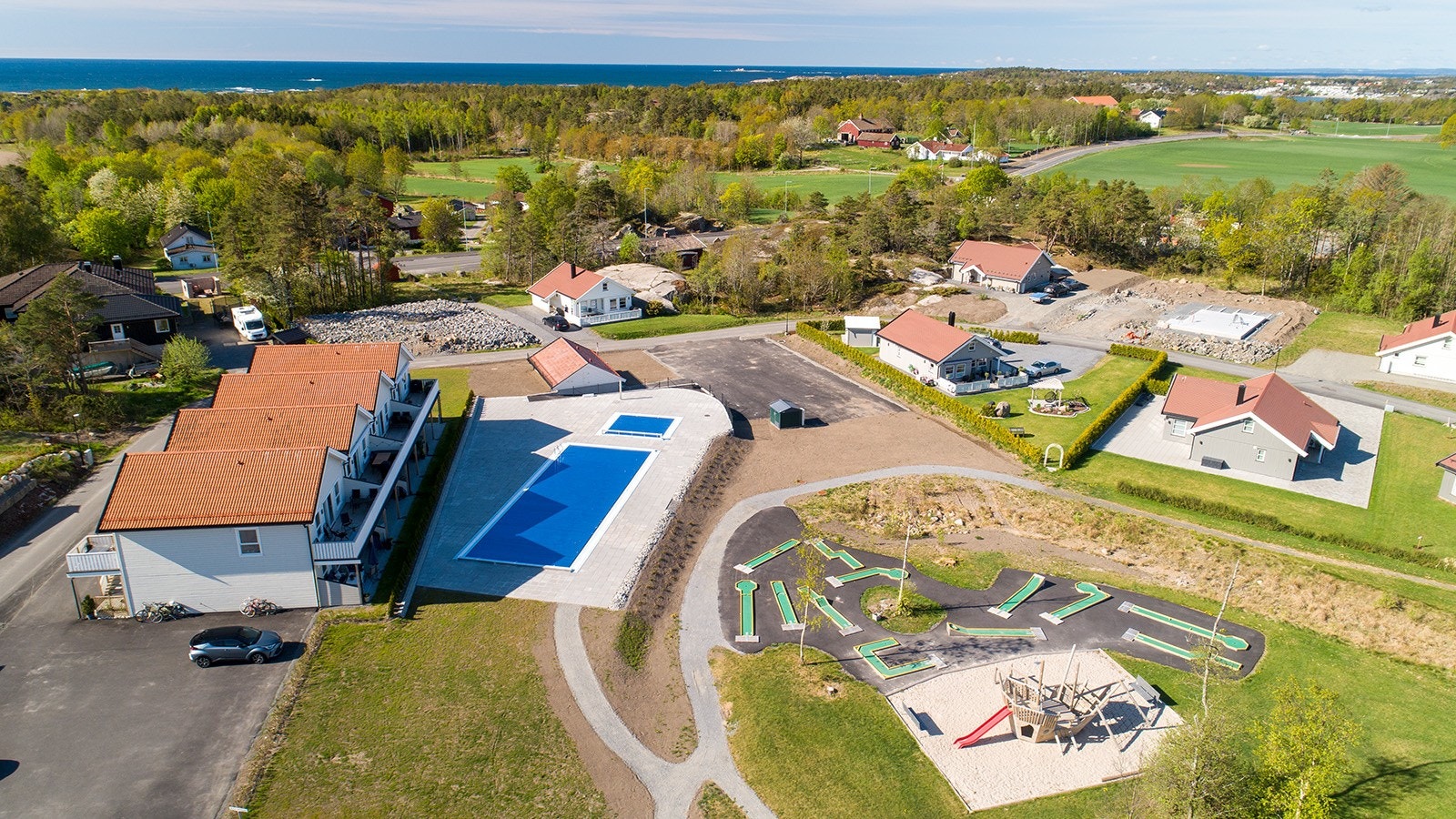 Fellesområdene byr på flere aktiviteter som volleyballbane, treningsapparater, minigolf og oppvarmet badebasseng. Galleribilde
