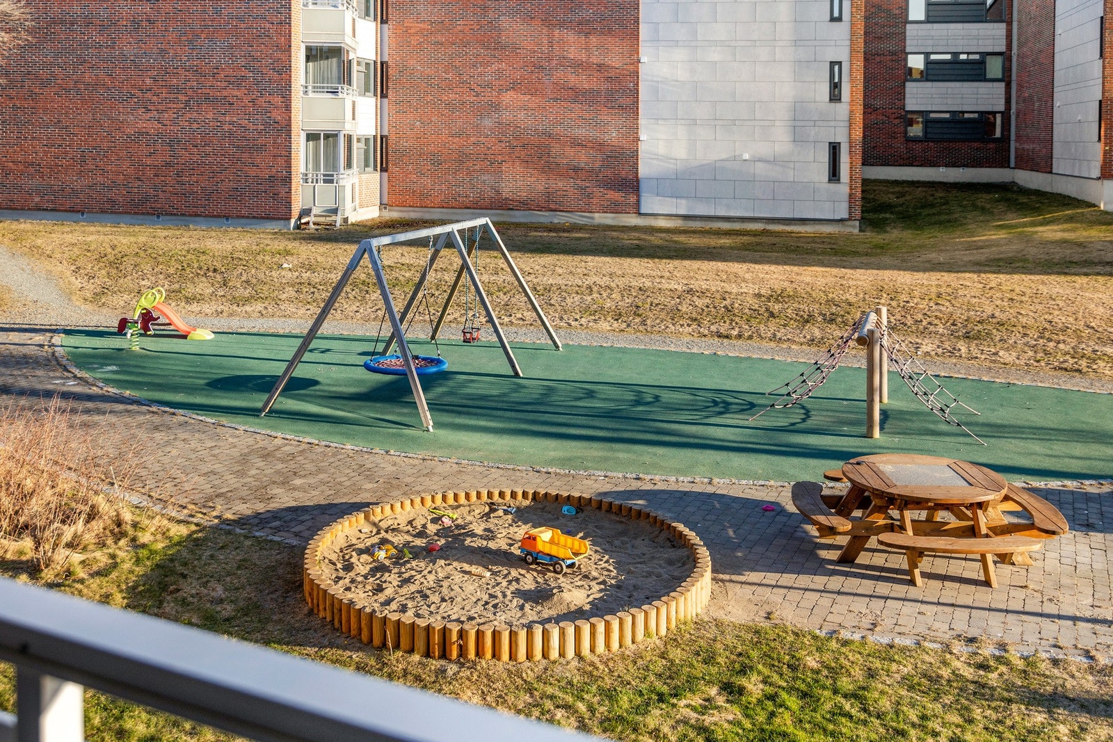 Flotte fellesområder i borettslaget, blant annet flere lekeplasser. Galleribilde
