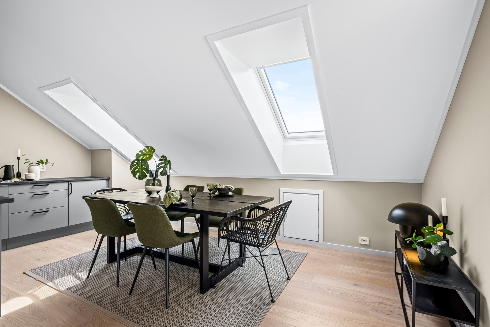 Hyggelig spiseplass med overlysvinduer. Galleribilde