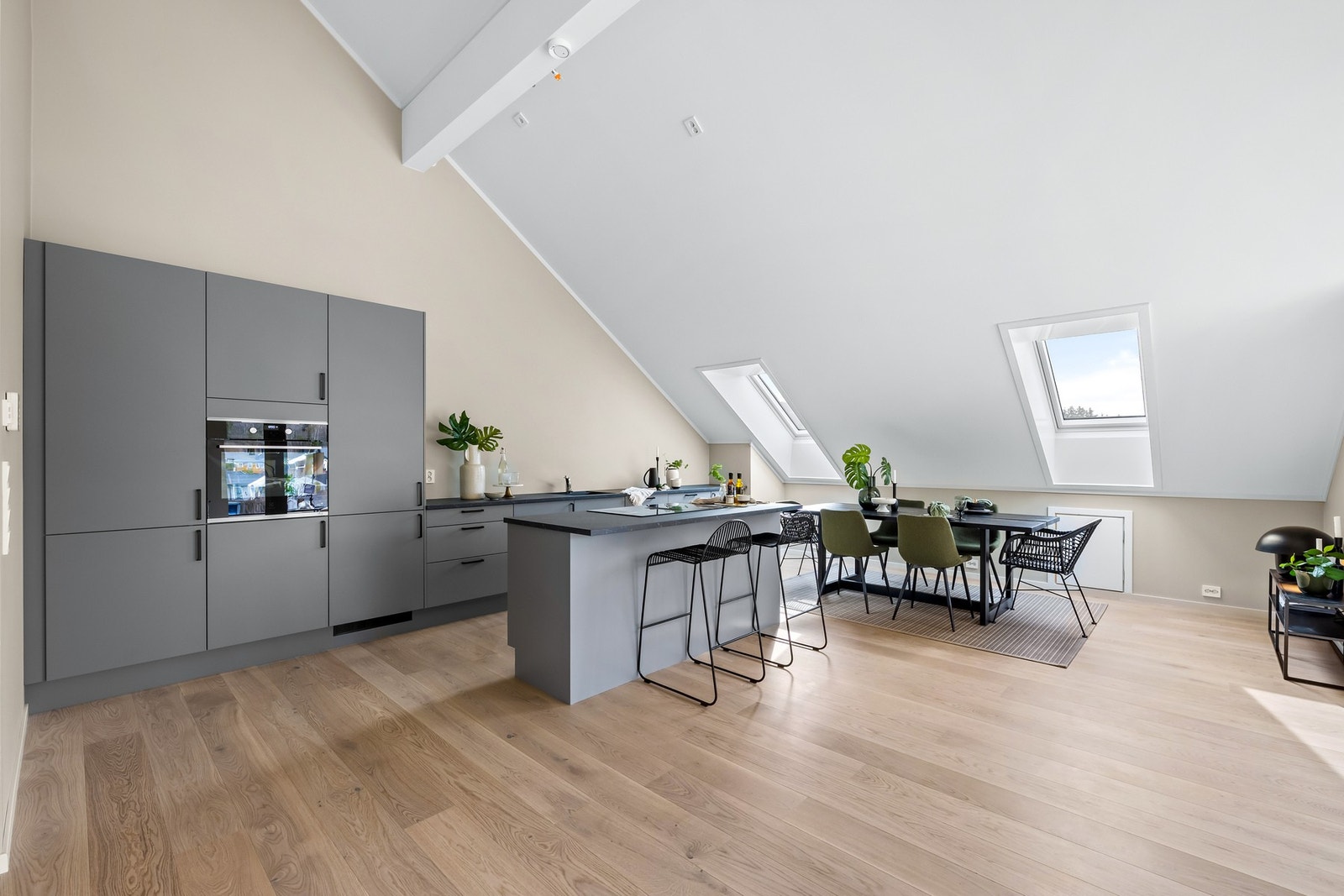 Kjøkken med spiseplasser. Galleribilde