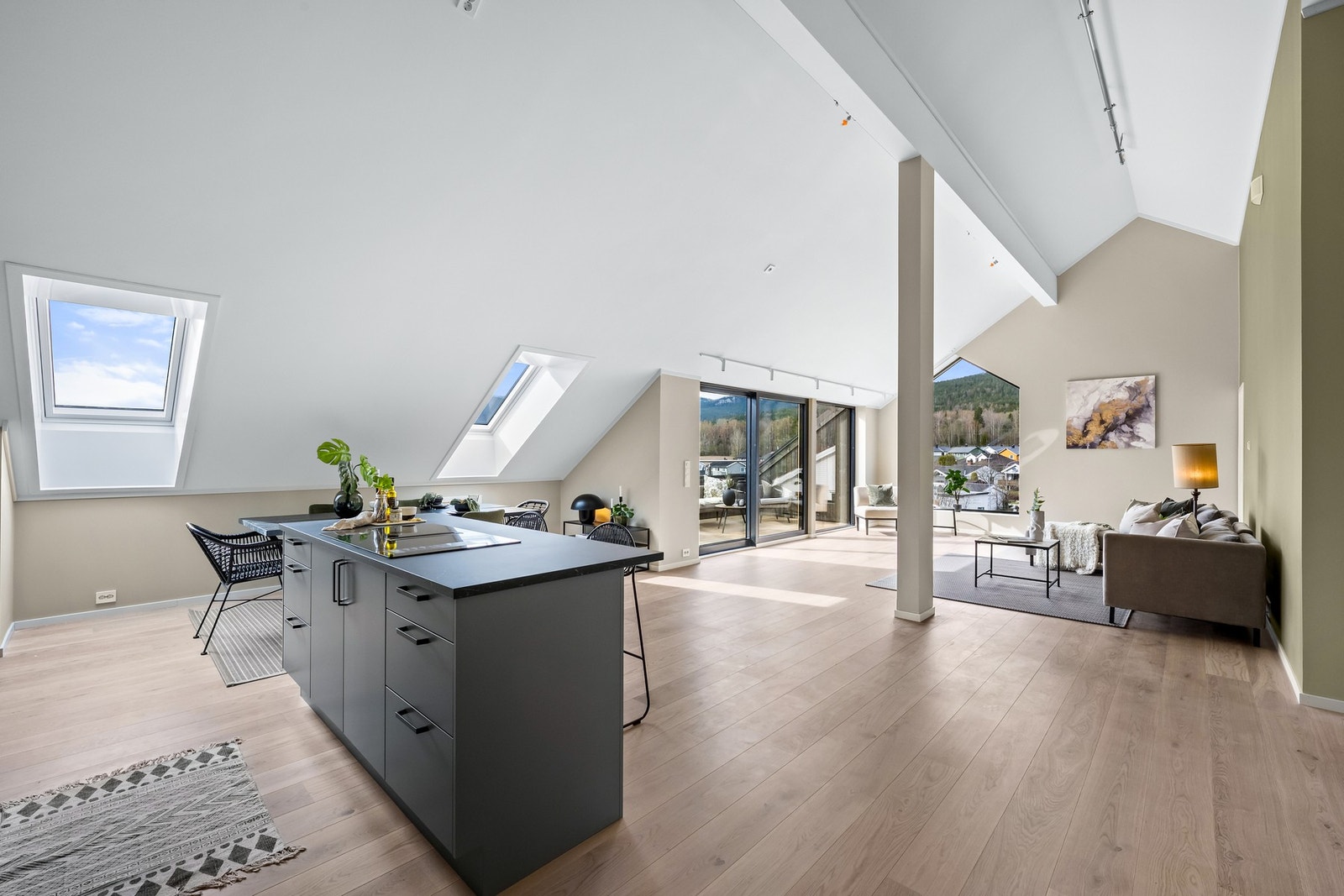 Sosial, åpen løsning mellom kjøkken og stue. Galleribilde