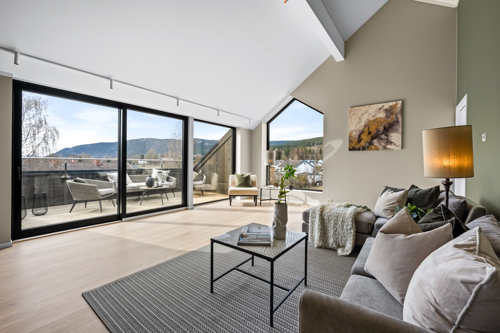 Nyoppført 4-roms topp-/endeleilighet med attraktiv beliggenhet. Galleribilde