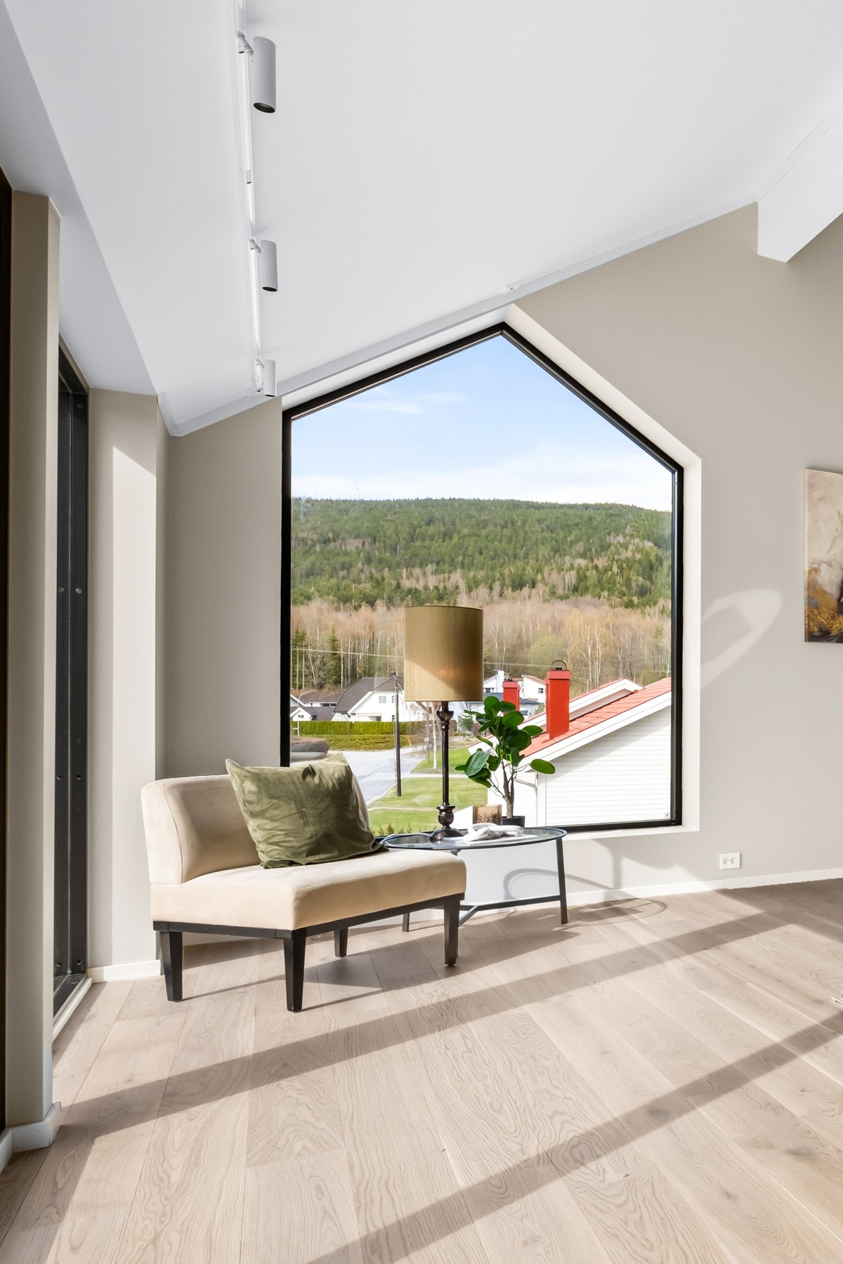 Store vindusflater sikrer godt, naturlig lys. Galleribilde