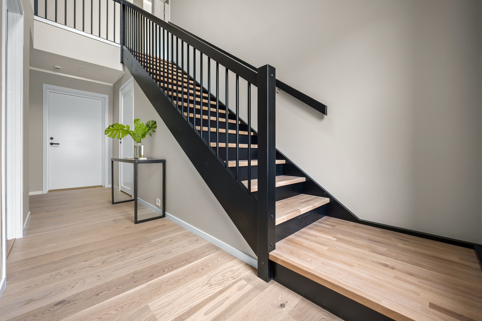Solid trapp leder opp til boligens andre etasje. Galleribilde