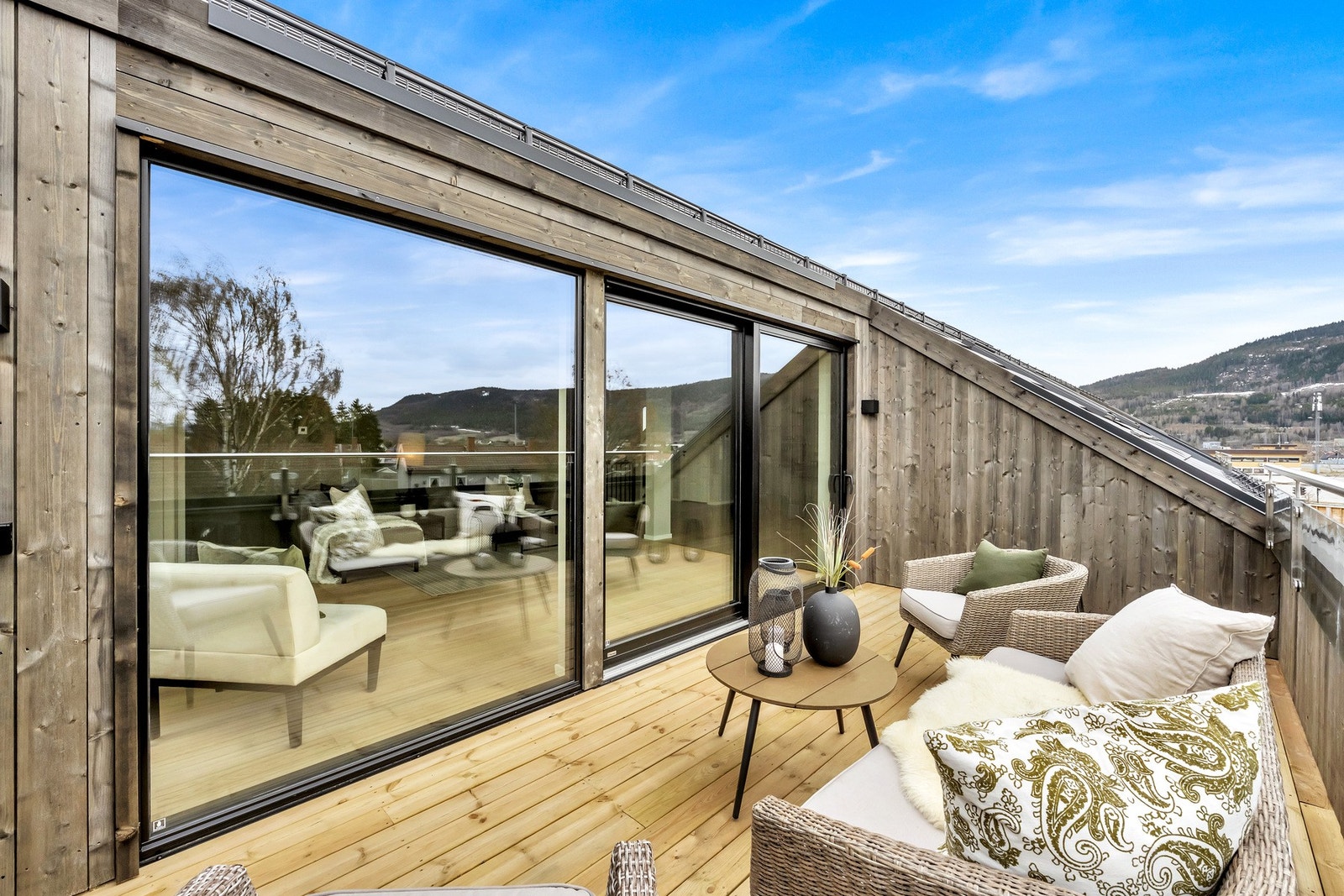 Solrik veranda mot vest med adkomst fra stuen. Galleribilde