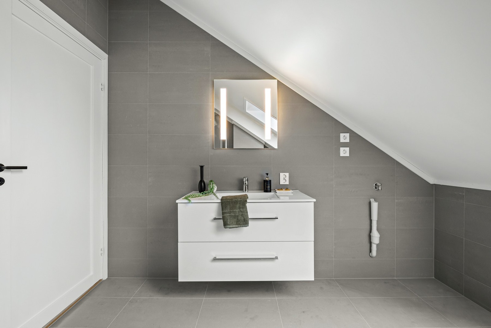 Moderne bad 2 i 3. etg. Servant i innredningen. Opplegg til vask og tørk. Galleribilde