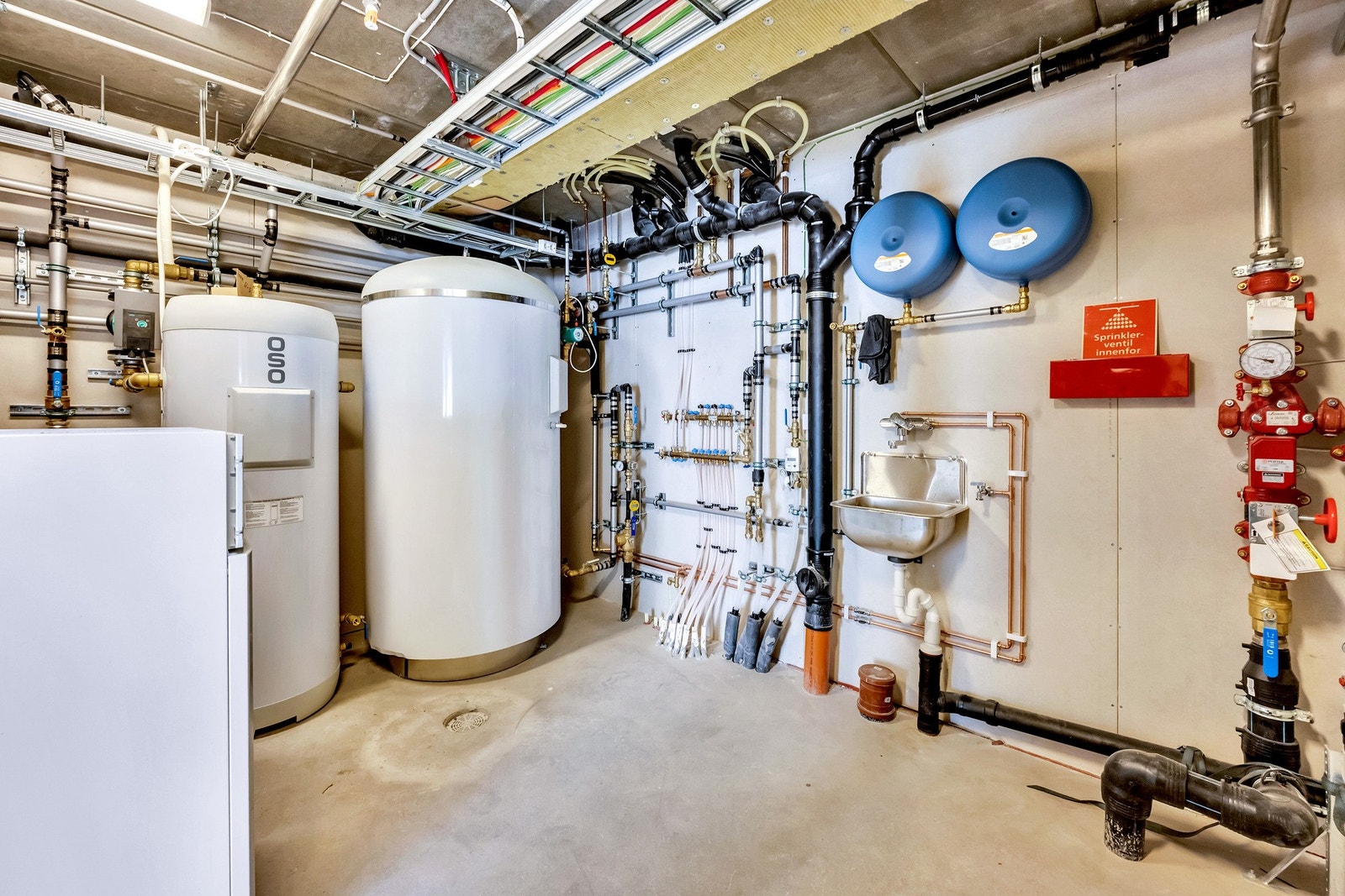 Vannbåren varme er hentet fra felles energibrønn/varmepumpe for sameiet og sikrer en behagelig og økonomisk gunstig oppvarming. Galleribilde