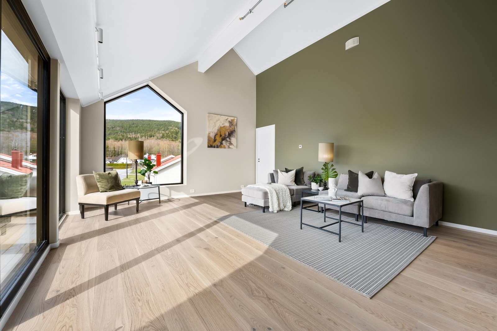 Stuen har åpen himling som gir en fantastisk romfølelse. Galleribilde