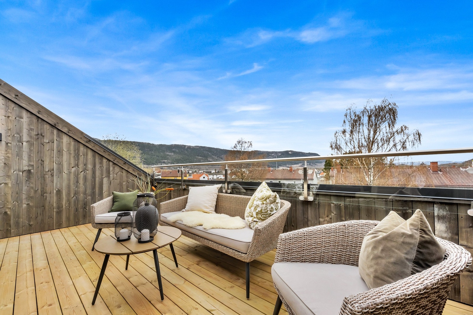 Flott utsikt fra solrik veranda. Galleribilde