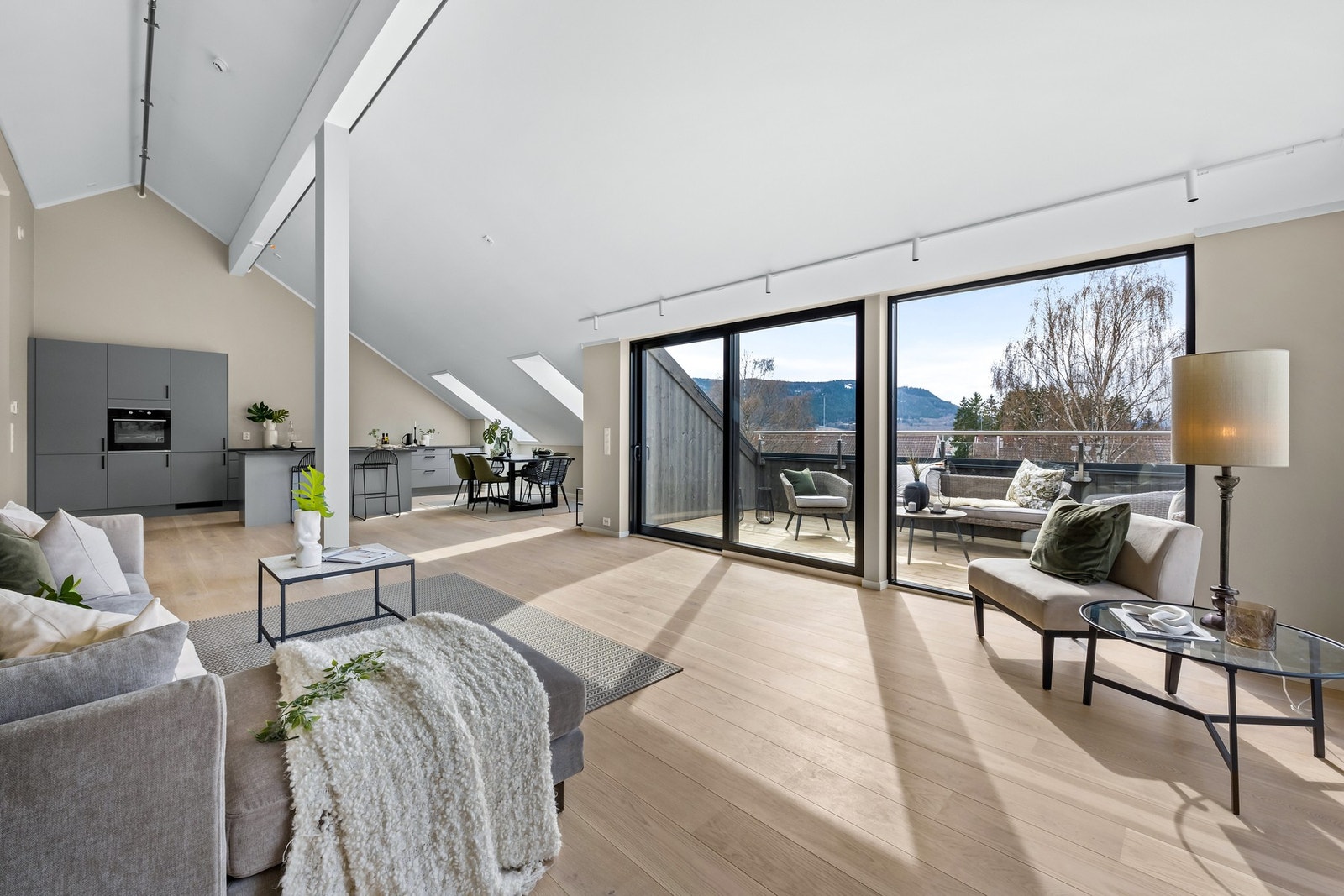 Stor stue med åpen løsning mot kjøkken. Utgang til solrik veranda mot vest. Galleribilde