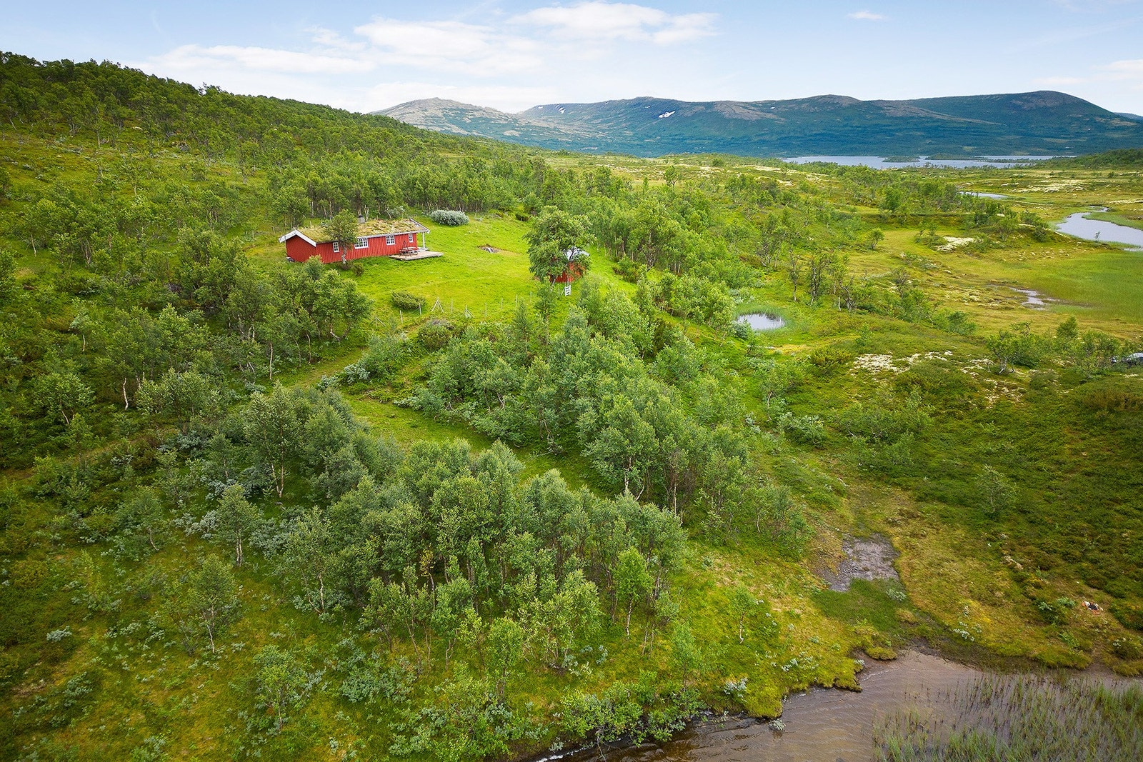Eiendommen ligger pent til med kort vei til flere fiskevann, i bakgrunnen ser du Øyungen Galleribilde