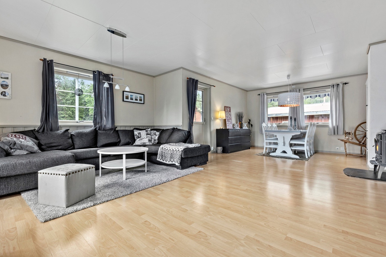 Her er det god plass til sofa og spisebord Galleribilde