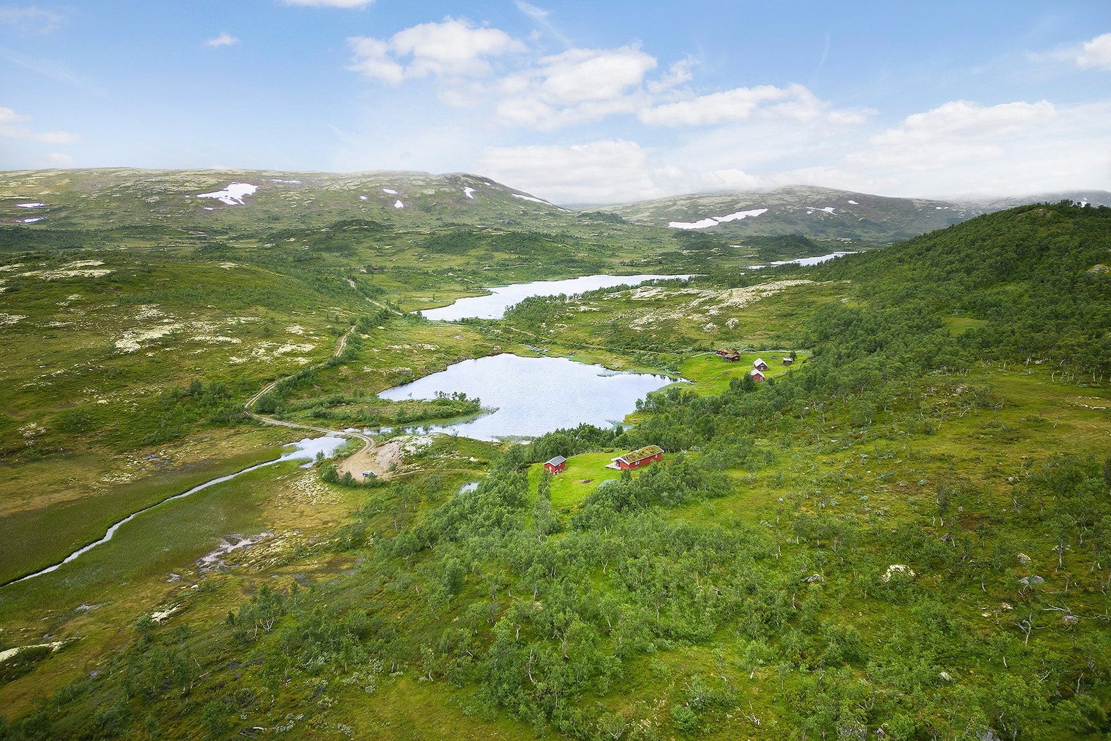 Her ligger du meget fint til omkranset av fantastisk turterreng både sommer og vinter Galleribilde
