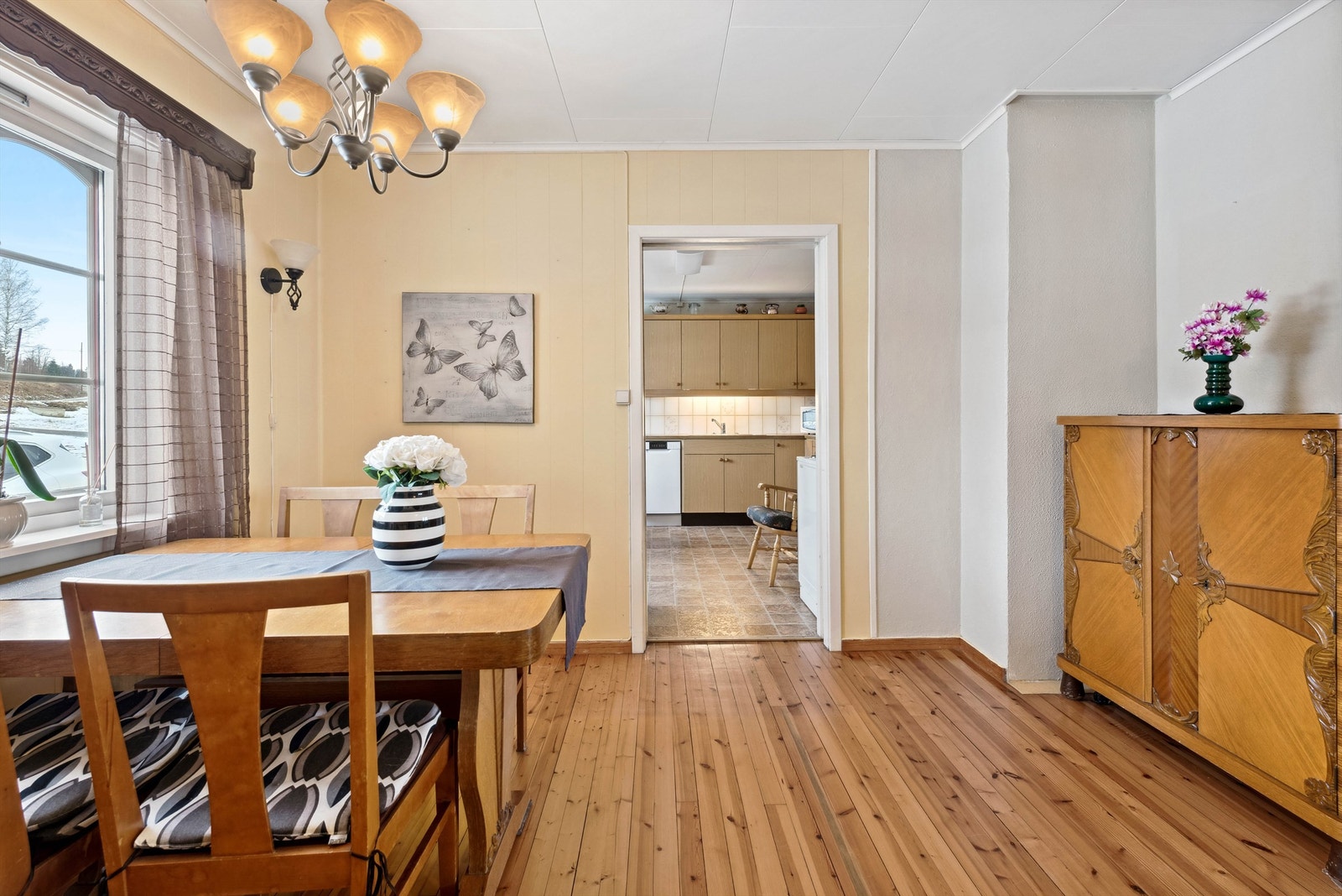 Spisestuen er vegg i vegg med kjøkkenet. Galleribilde