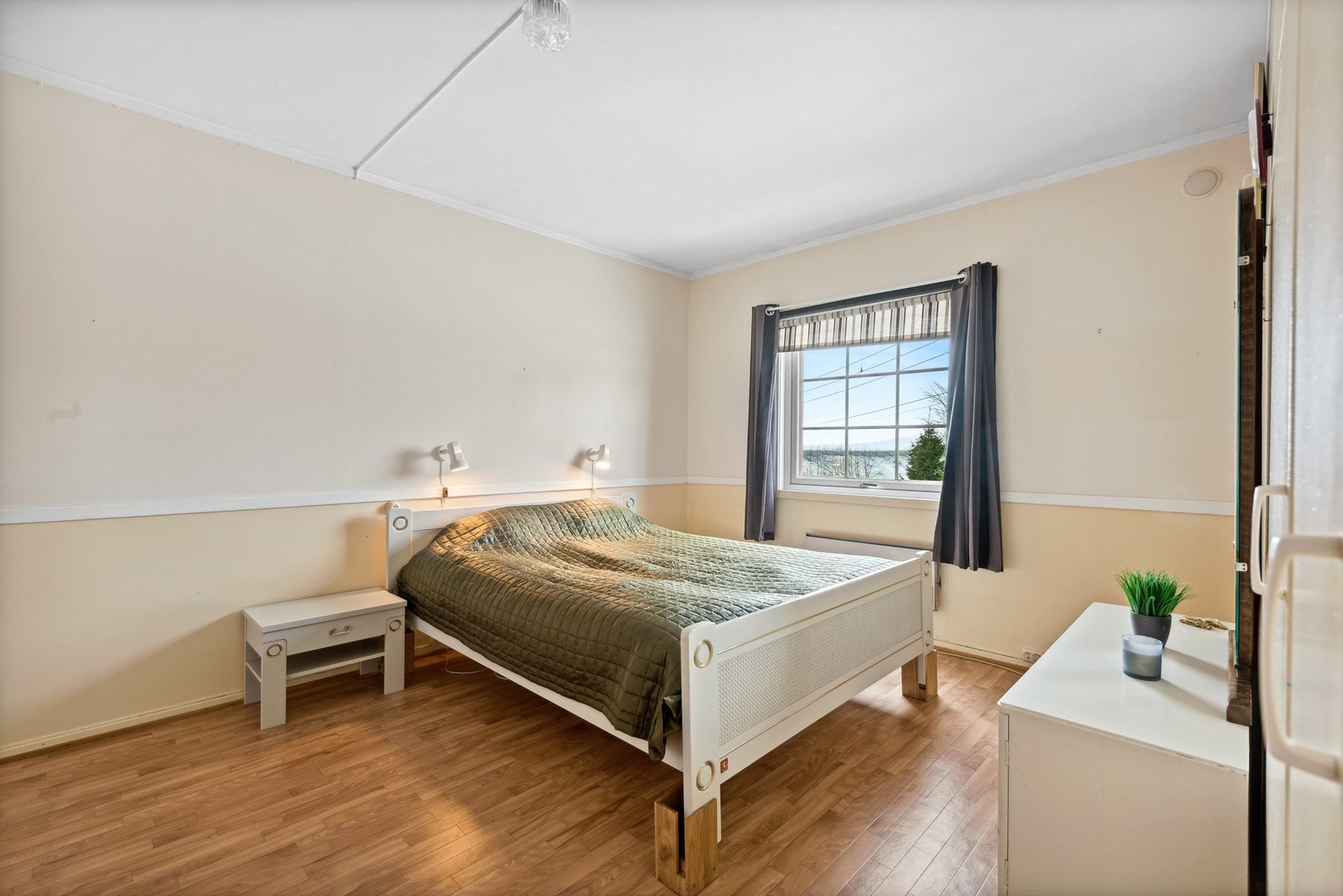 Boligen har 4 soverom. 2 i andre etasjen og 2 i første etasjen. Galleribilde