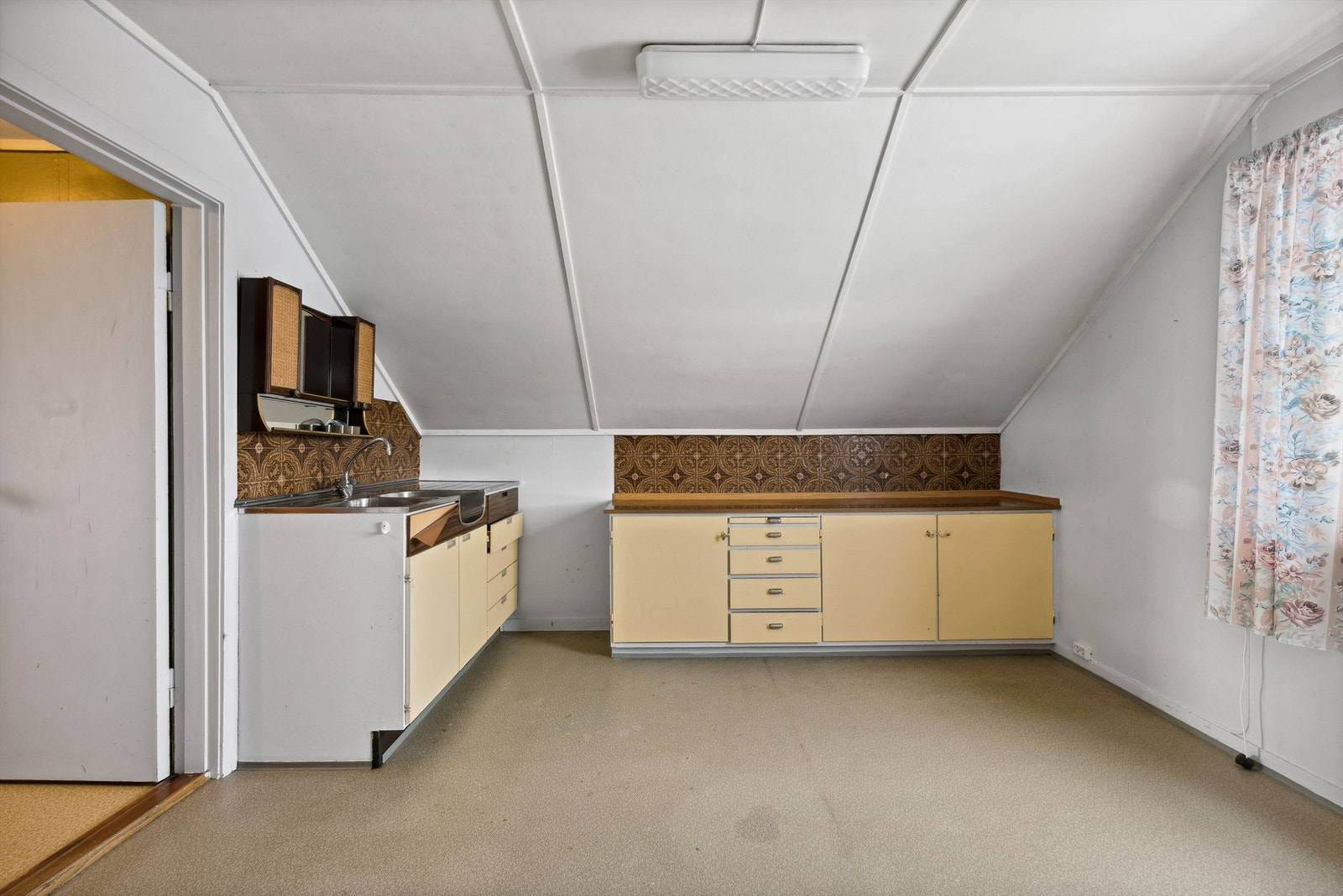 Her er det en vask med skap, og noe benkeplass. Galleribilde