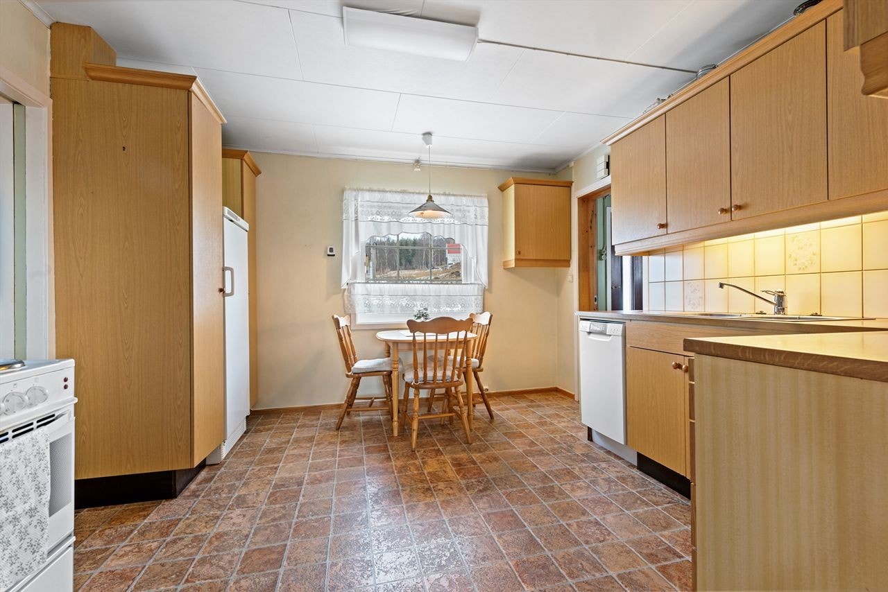 Kjøkkenet har to langskap på hver side av kjøleskapet. Galleribilde