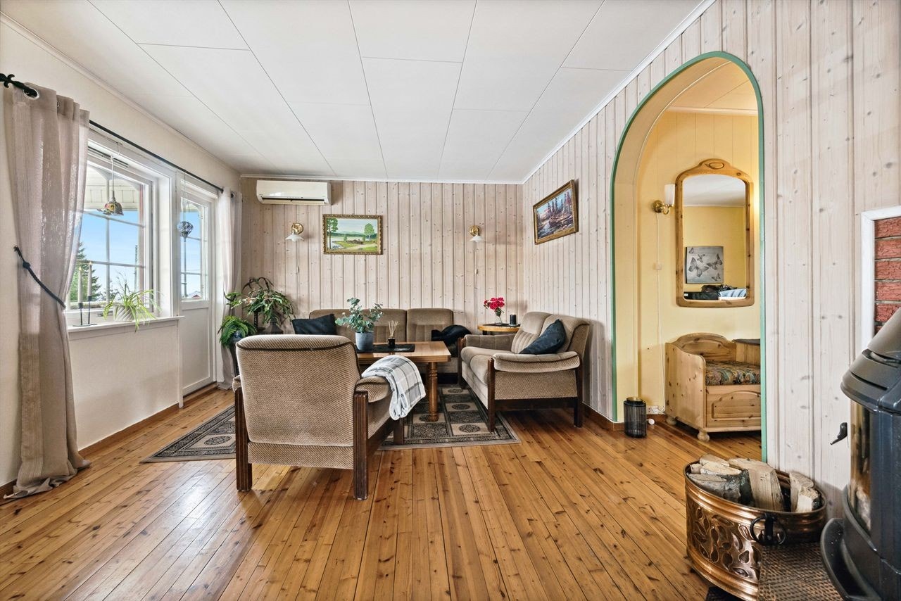 Mens stuedel 2 har adkomst til verandaen Galleribilde