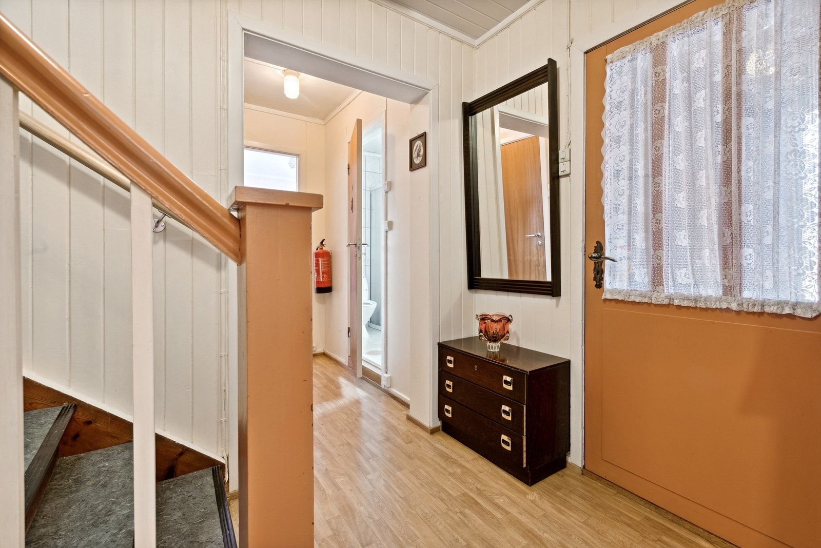 Fra gangen er det adkomst til andre etasjen og øvrige rom forøvrig Galleribilde