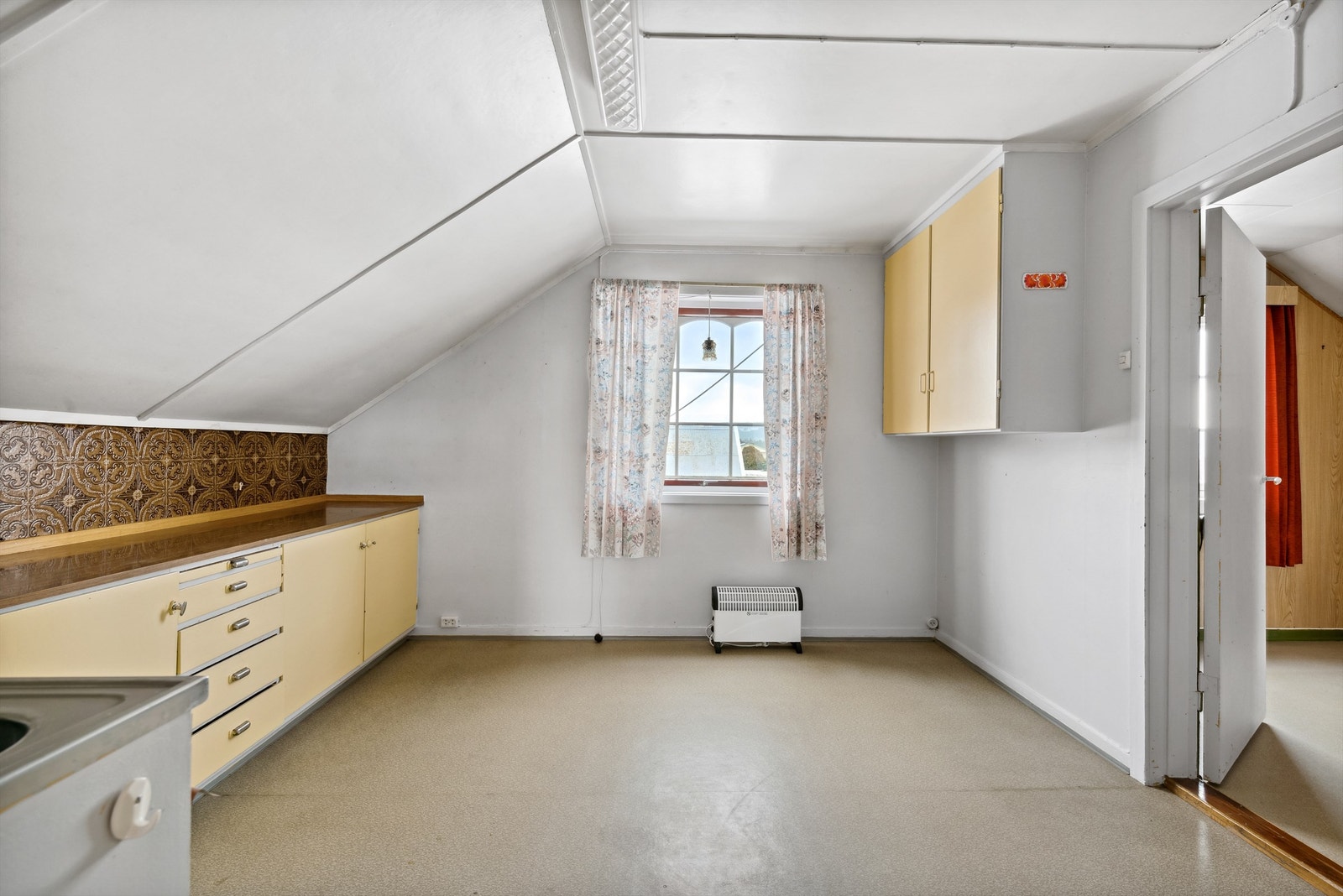 Et lite kjøkkenet er montert i 2 etasjen Galleribilde