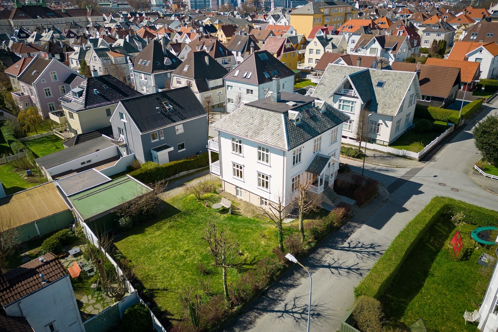 Fredelig beliggenhet med nærhet til det aller meste. Gangavstand til sentrum. Skoler og barnhager i nærområdet. Galleribilde