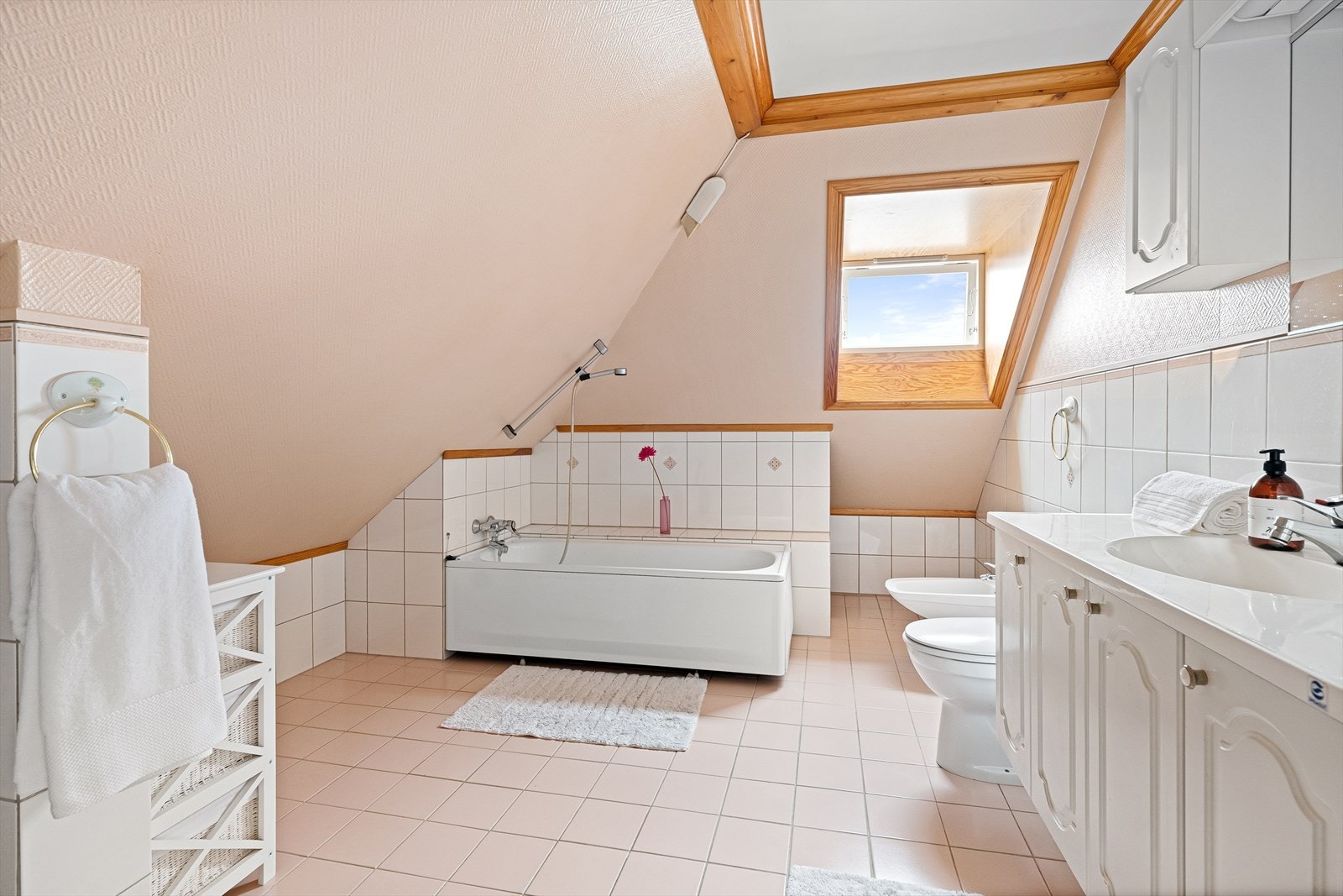 Eldre bad i loftsetasje Galleribilde