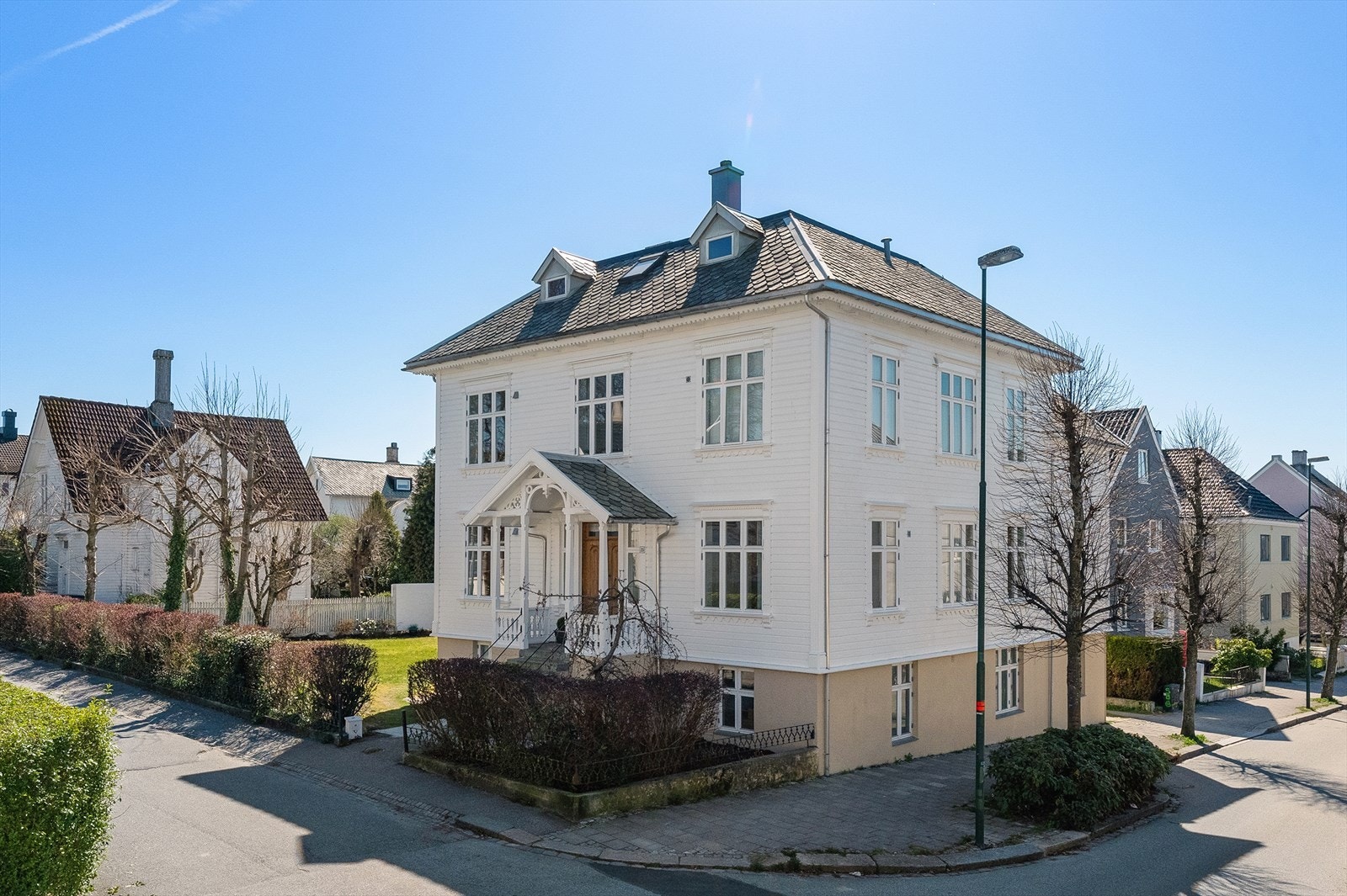 Velkommen til Storhaugveien 25 - En stor klassisk villa (hel tomannsbolig med godkjent kjellerleil) med stor tomt. Ettertraktet beliggenhet nær sentrum. BRA 377 kvm Galleribilde