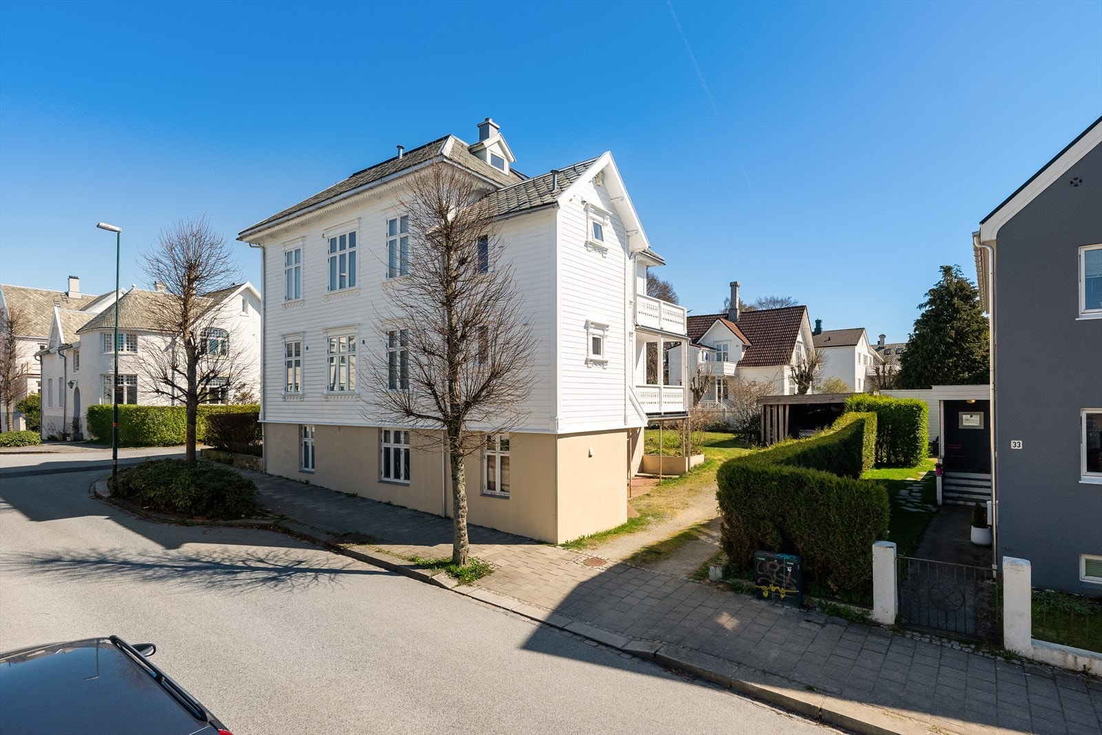 Parkering på egen grunn samt i enkel garasje. Galleribilde