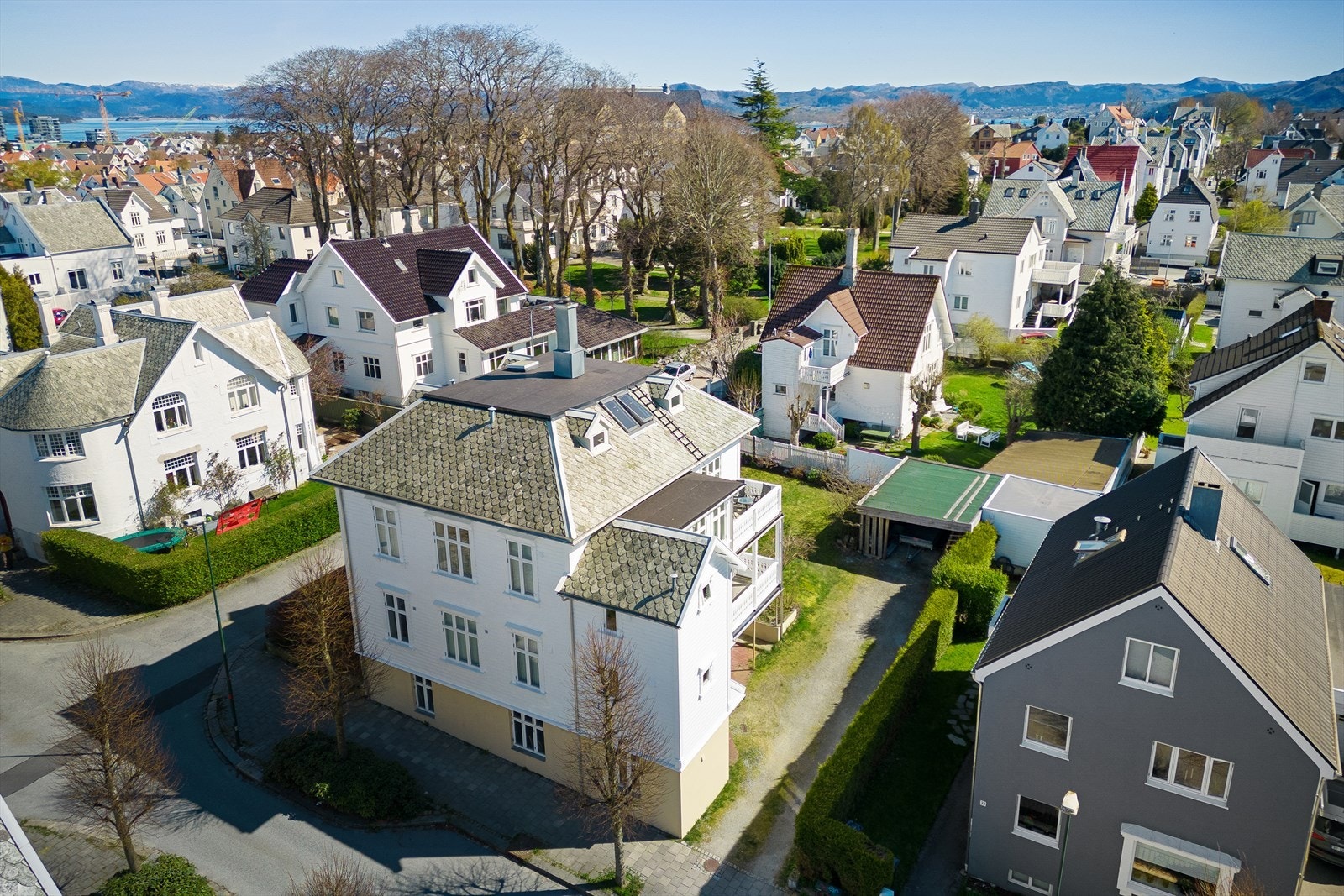Boligen ligger svært fint til i ettertraktet, historisk område Galleribilde