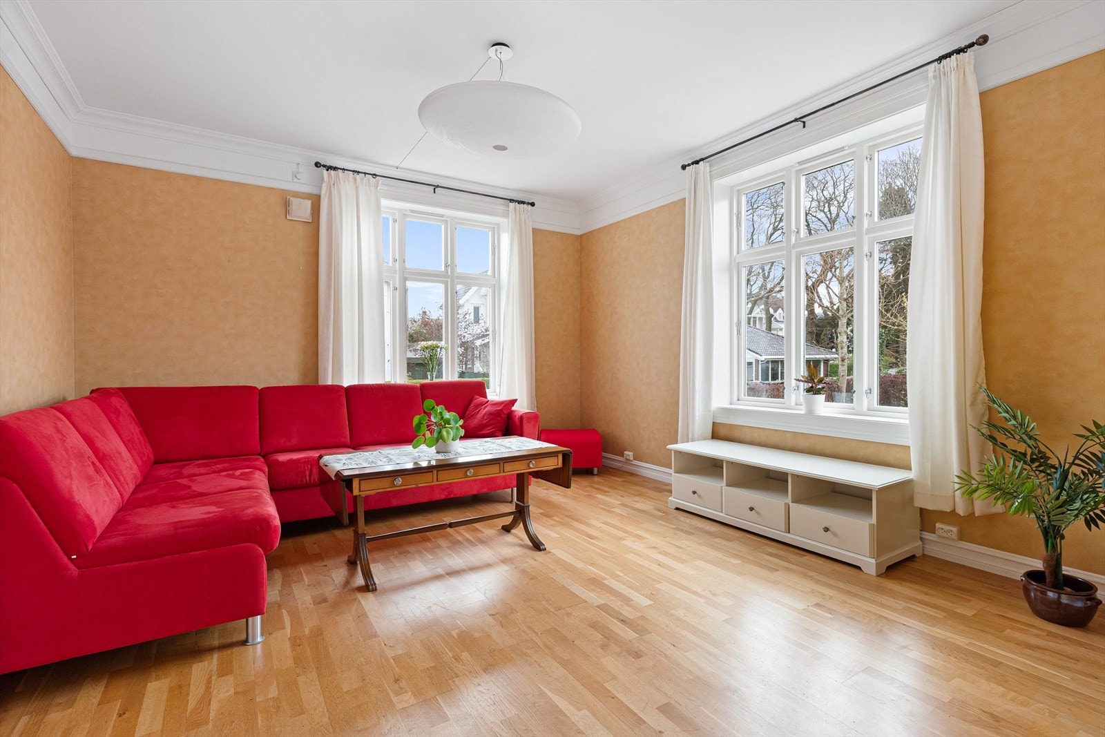 Det er to romslige leiligheter + godkjent kjellerleilighet. Her fra stue i 1. etg. Galleribilde