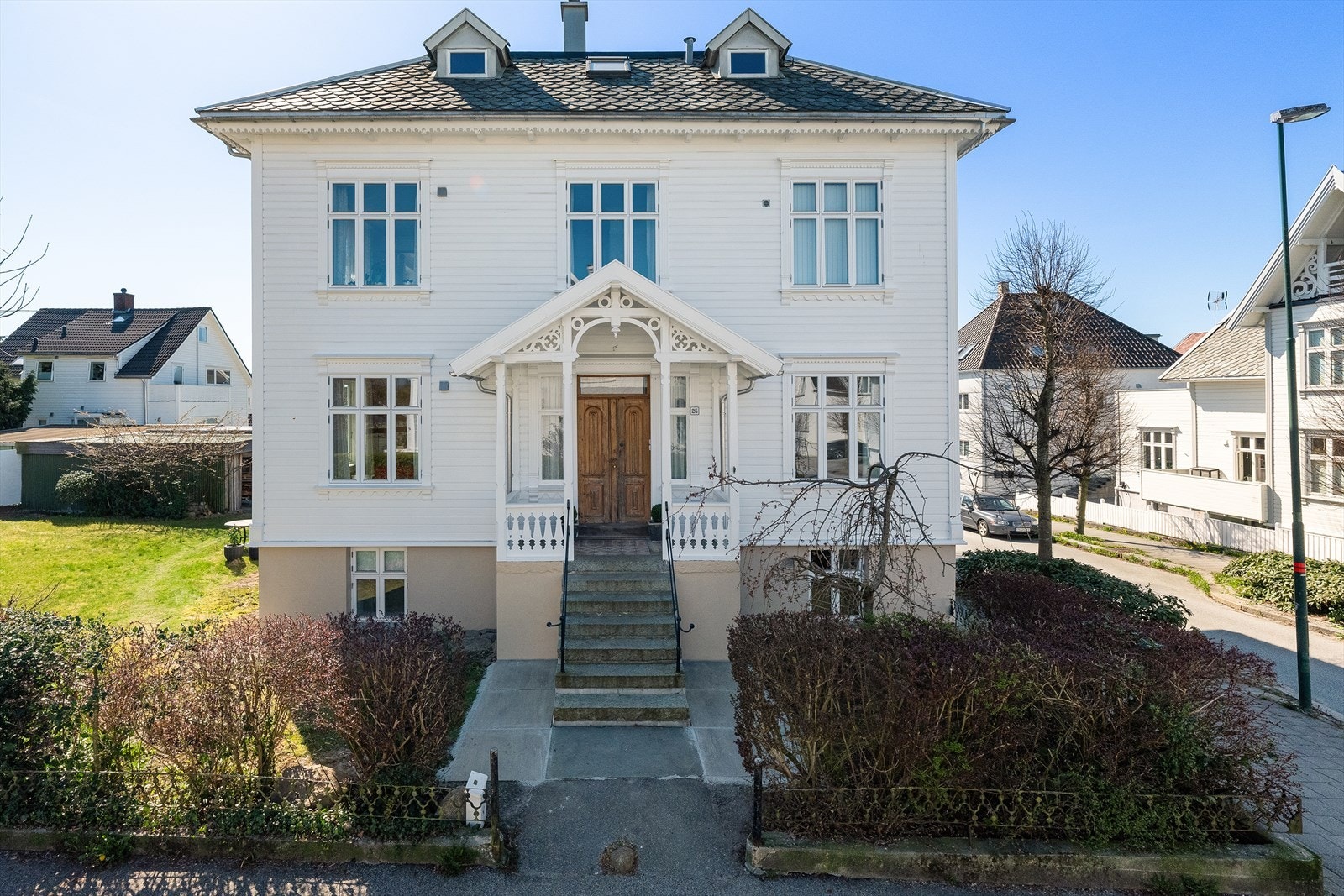 Boligen er betydelig modernisert og godt vedlikeholdt Galleribilde