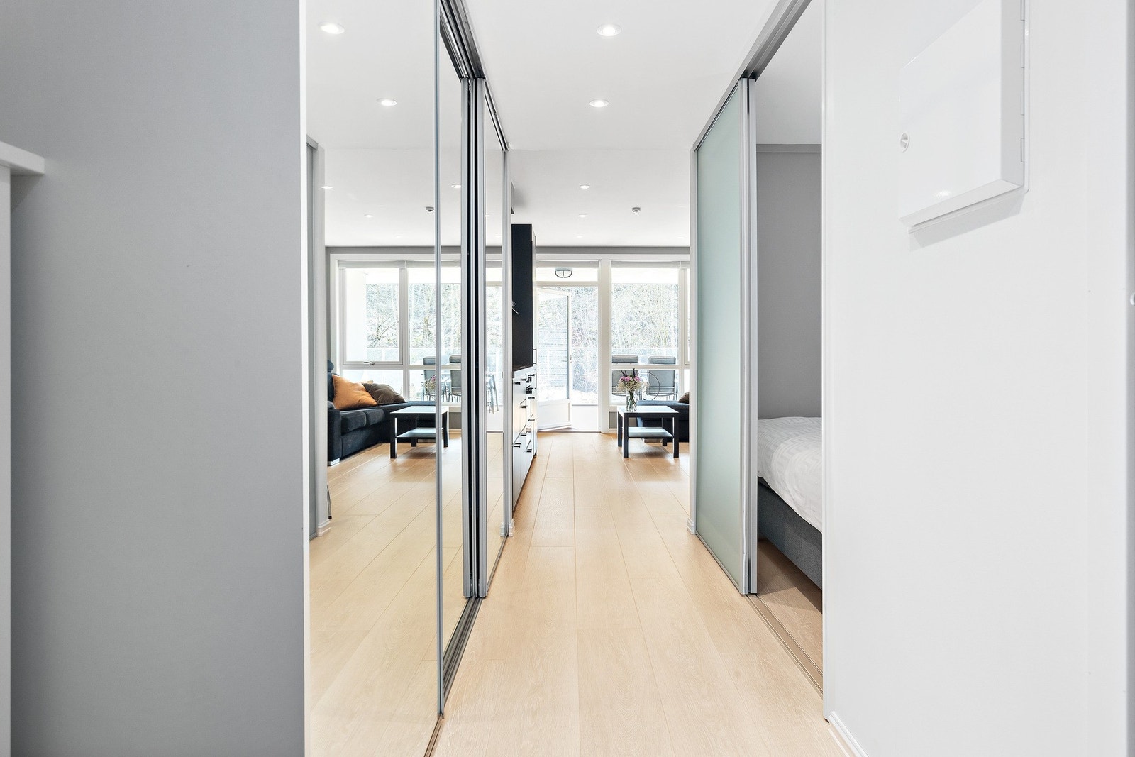Leiligheten har en moderne utførelse med en lys og pen 1-stavs laminatsgulv, slette vegger og downlights i tak. Galleribilde