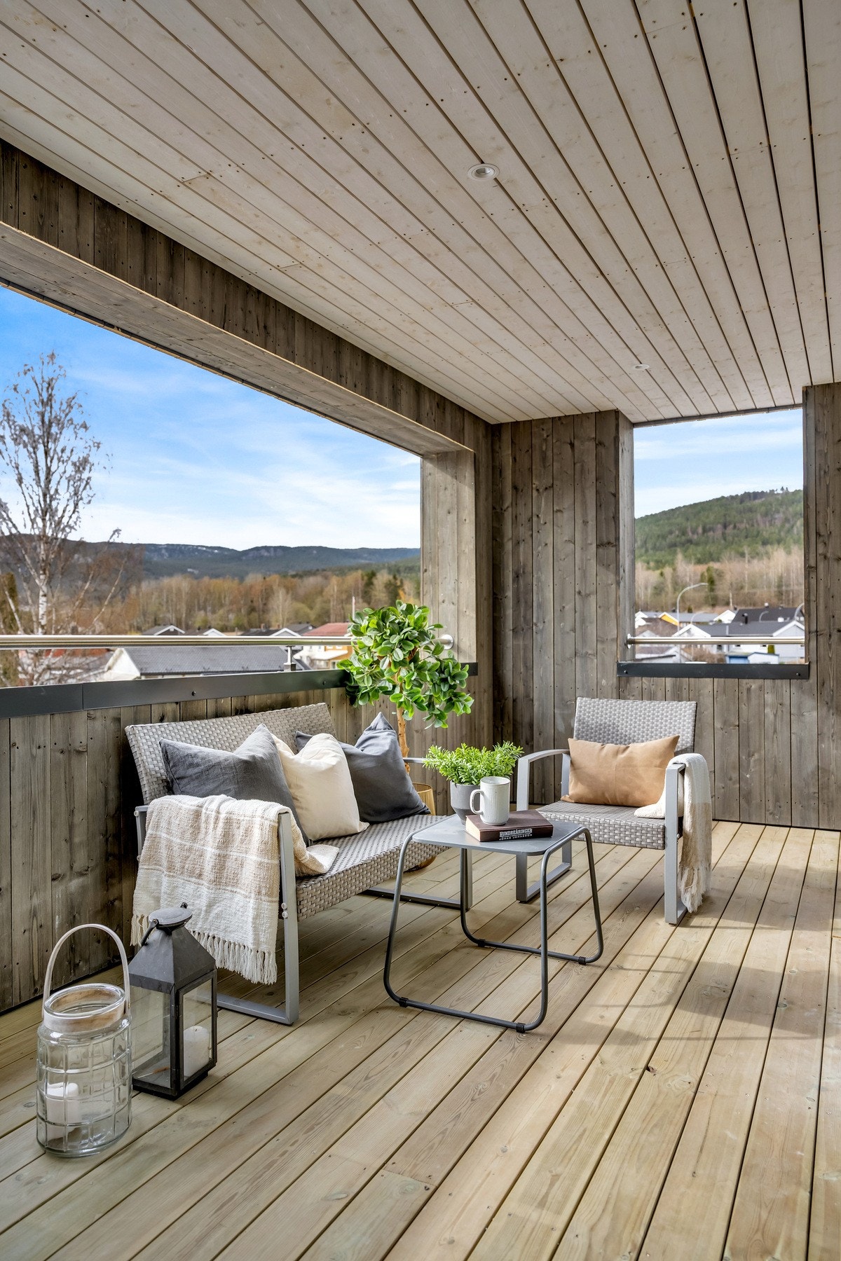God plass til utemøblement på verandaen. Galleribilde