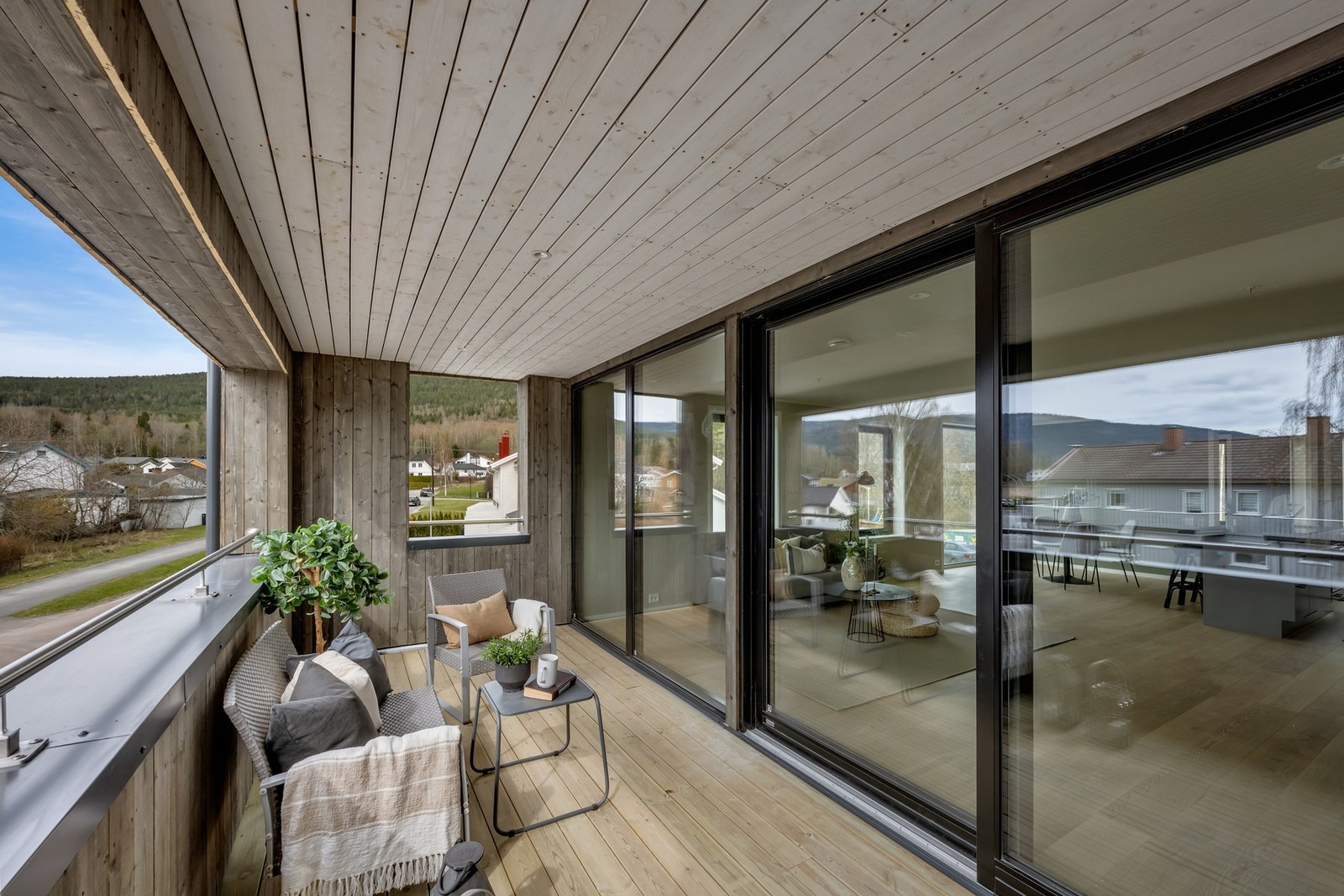 Utgang fra stuen til solrik veranda mot vest. Galleribilde