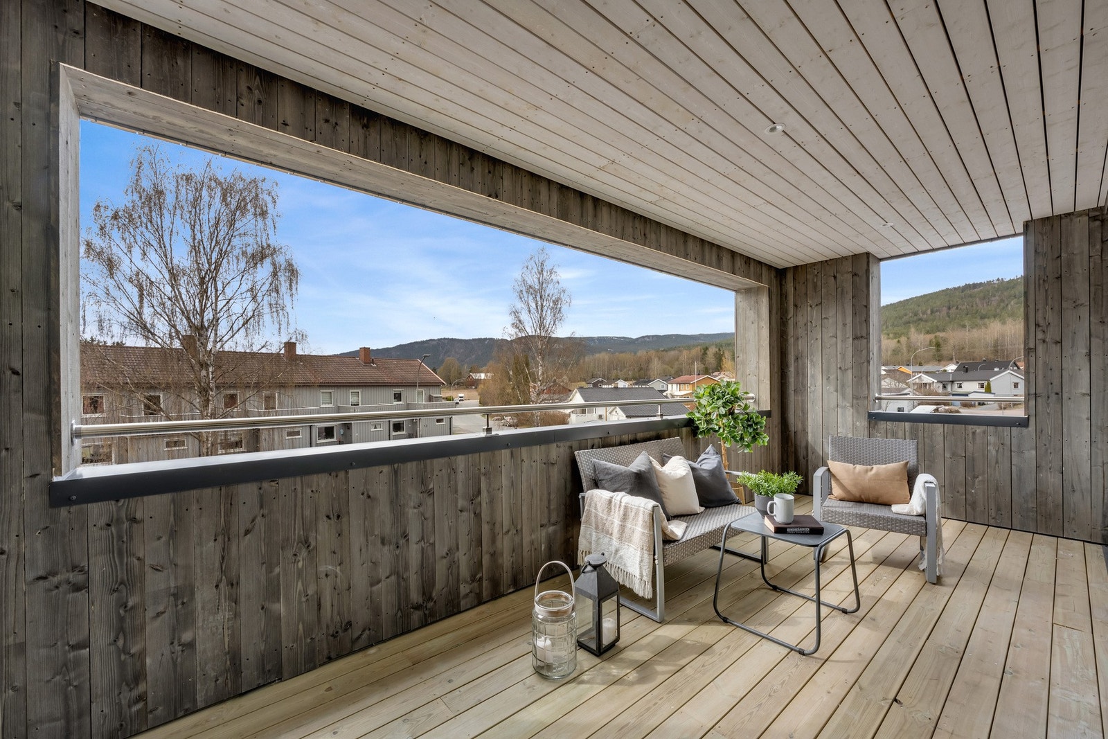 Solrik veranda mot vest. Galleribilde