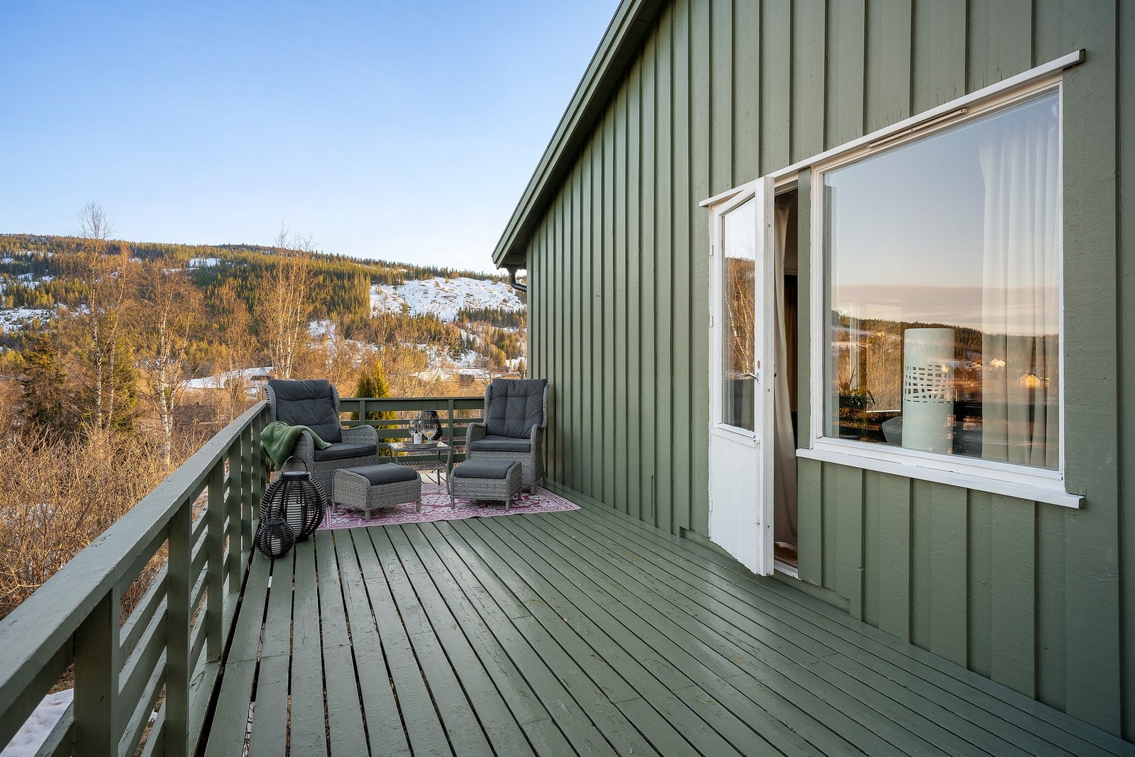 Stor terrasse på 20 kvm i naturlig forlengelse av stuen hvor godværsdagene kan nytes til det fulle. Galleribilde