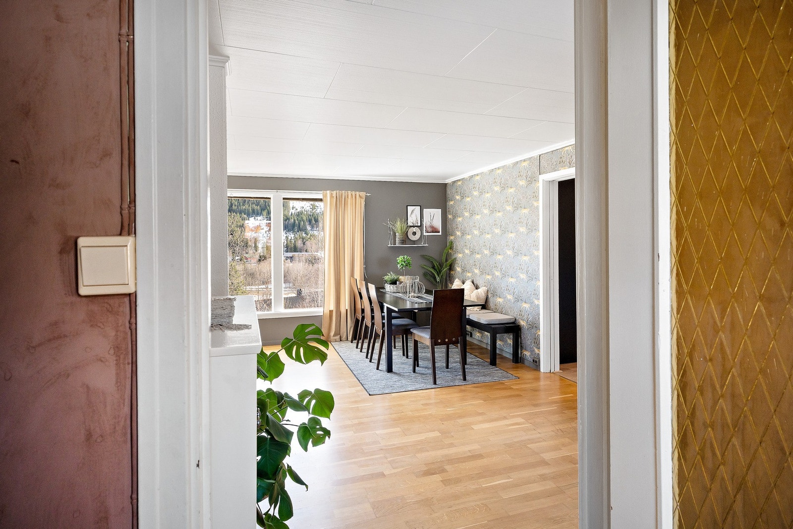 Med plass til stor spisestue kan man samle hele familien til både hverdag og fest. Galleribilde