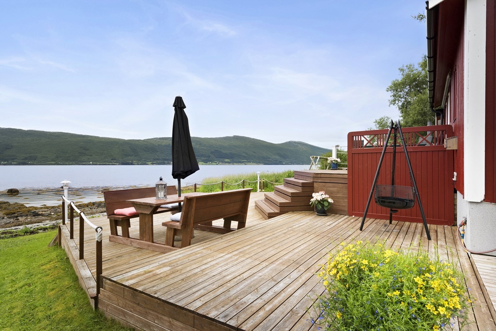 Utsikten er fantastisk og den lange fjæra er et perfekt tidsfordriv for de små som ønsker å lete etter krabber og skjell. Galleribilde