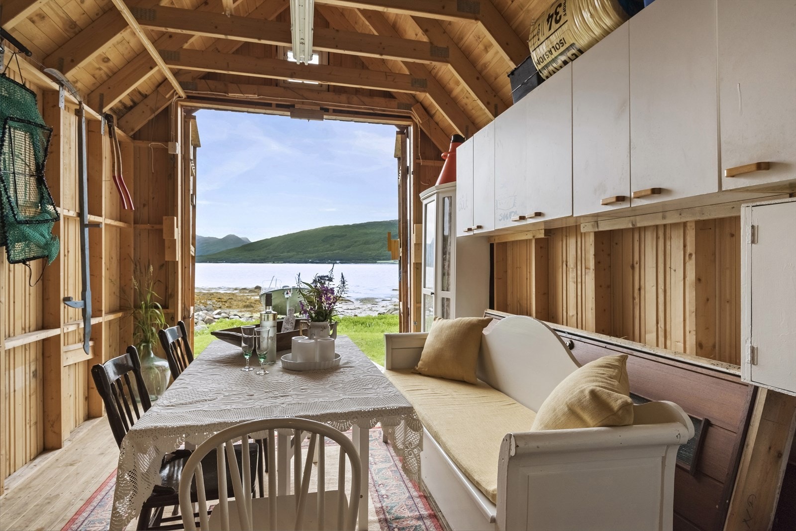 I naustet er det god plass til en liten sommerfest - med fantastisk utsikt! Vi sees på visning. Galleribilde