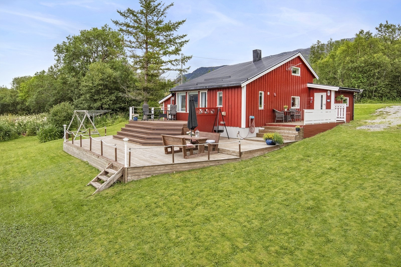 Fra stuen er det utgang til terrasse på ca 86 kvm! Her kan man nyte fri utsikt mot fjorden og lang solgang. Galleribilde