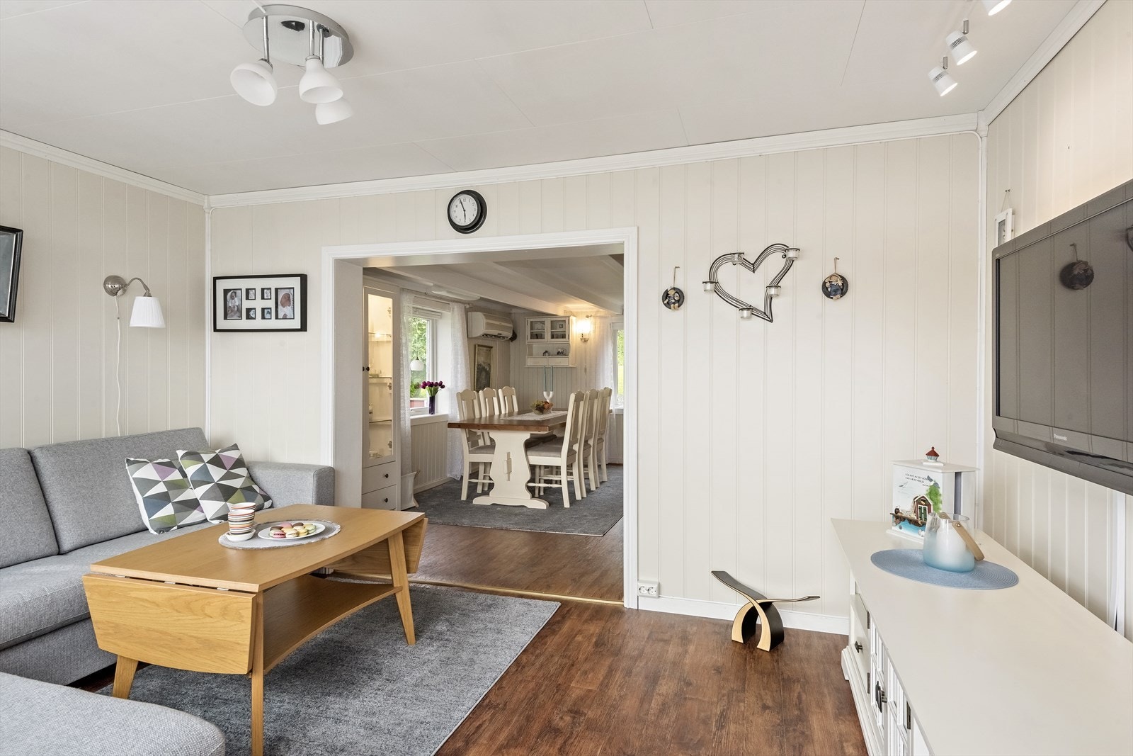 Fra stuen er det inngang til bad/wc/vaskerom. Galleribilde