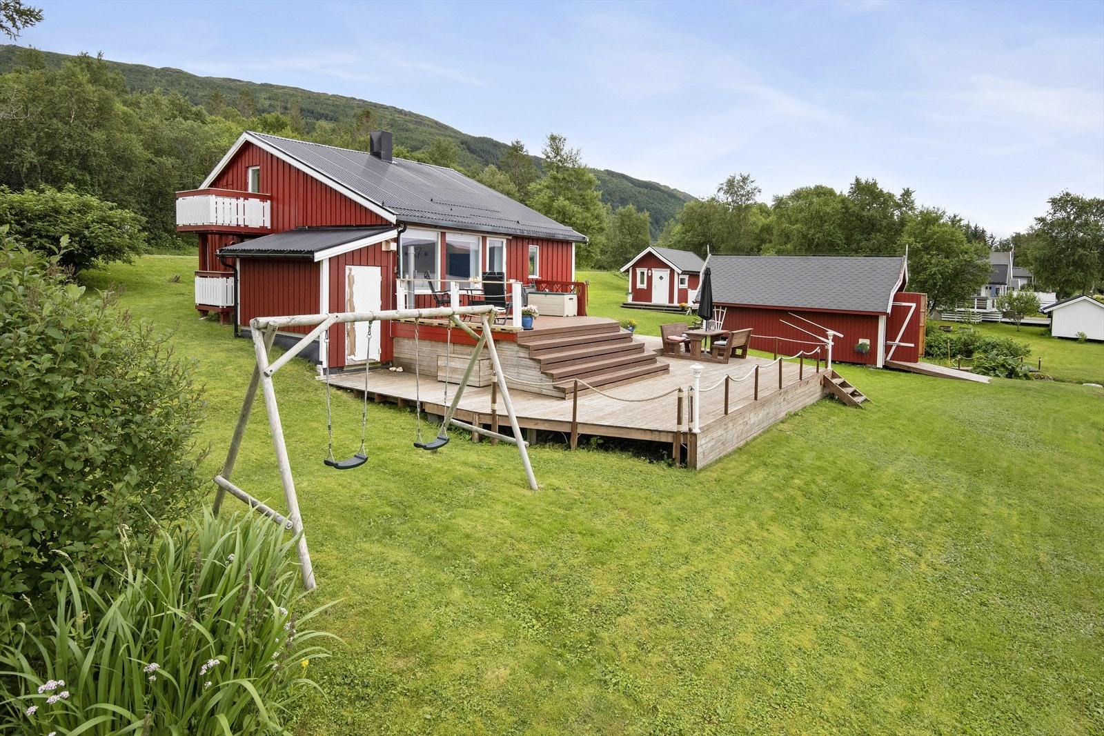 På eiendommen er det oppført fritidsbolig, anneks og naust. Eiendommen ligger litt for seg selv ved siden av hyttefeltet på Kvassneset. Galleribilde