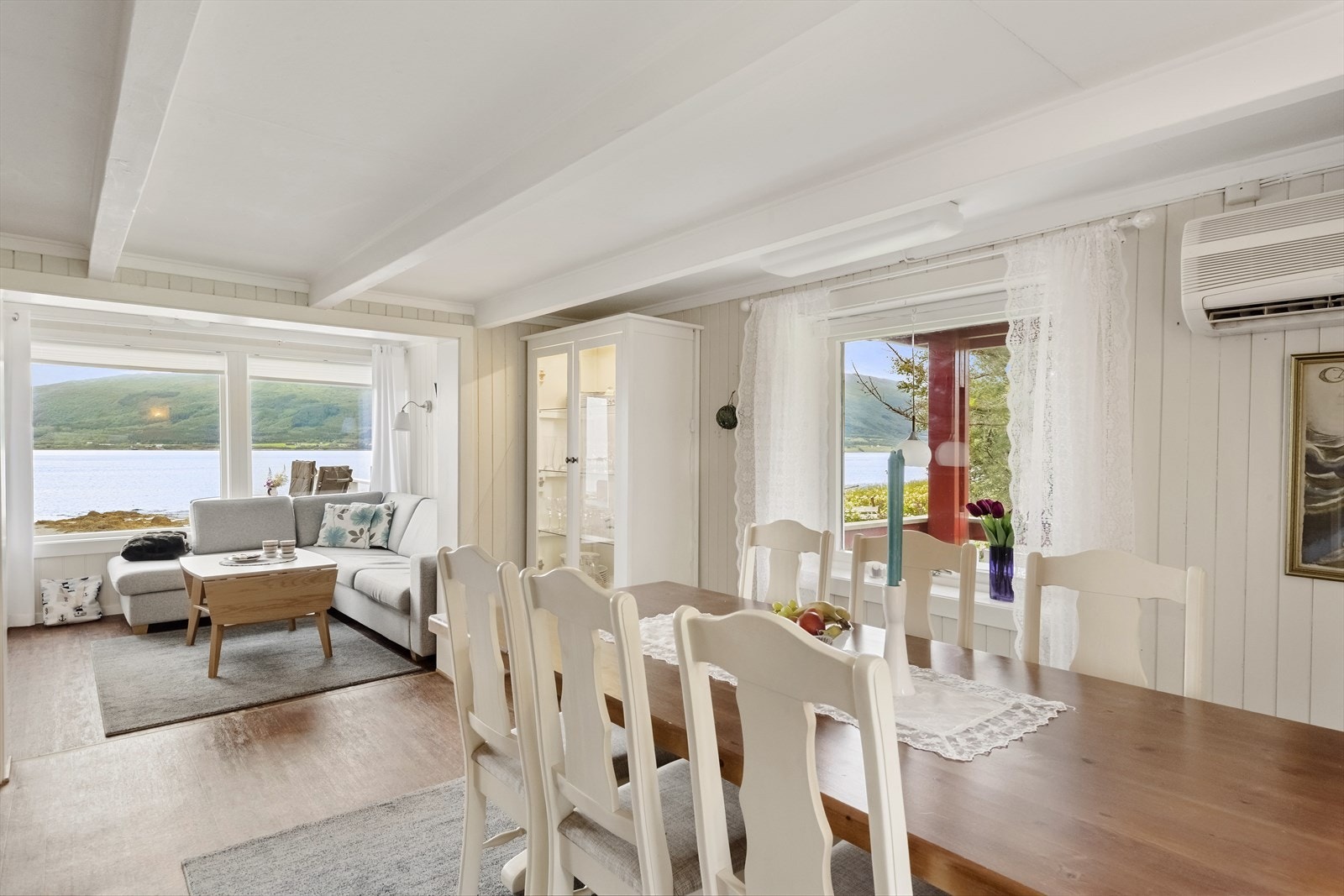 Dagens eiere kan fortelle at hovedhuset ble flyttet med båt fra Rørvik til denne eiendommen i 1935. Det opprinnelige byggeåret er ukjent. Etter dette ble stuedelen mot fjorden påbygd i 1960, under denne delen er det kjeller. Galleribilde